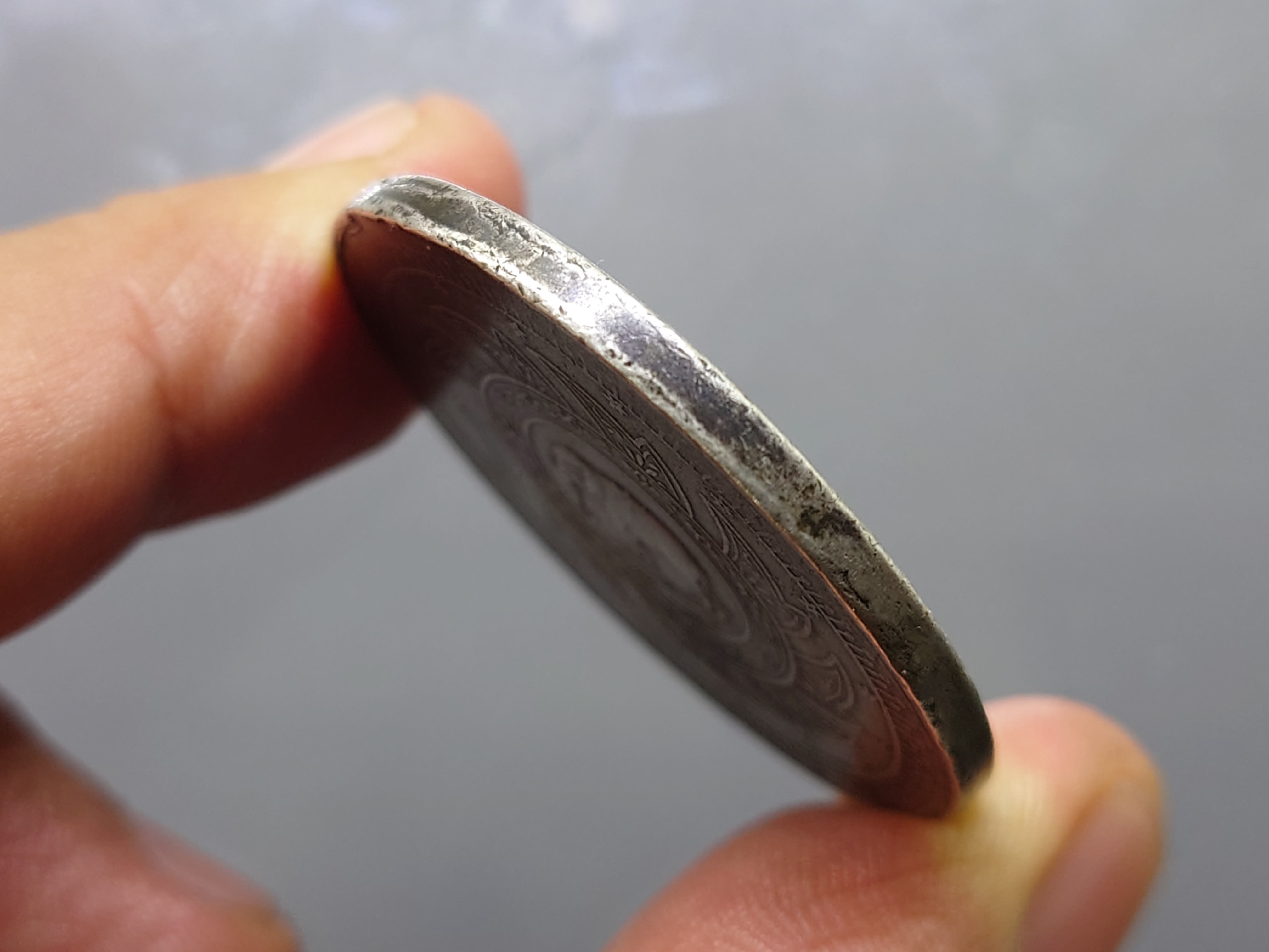 เหรียญ 2 บาท ตราพระมหามงกุฎ-พระแสงจักร เนื้อเงิน รัชกาลที่4 พ.ศ.2403 สภาพสวย