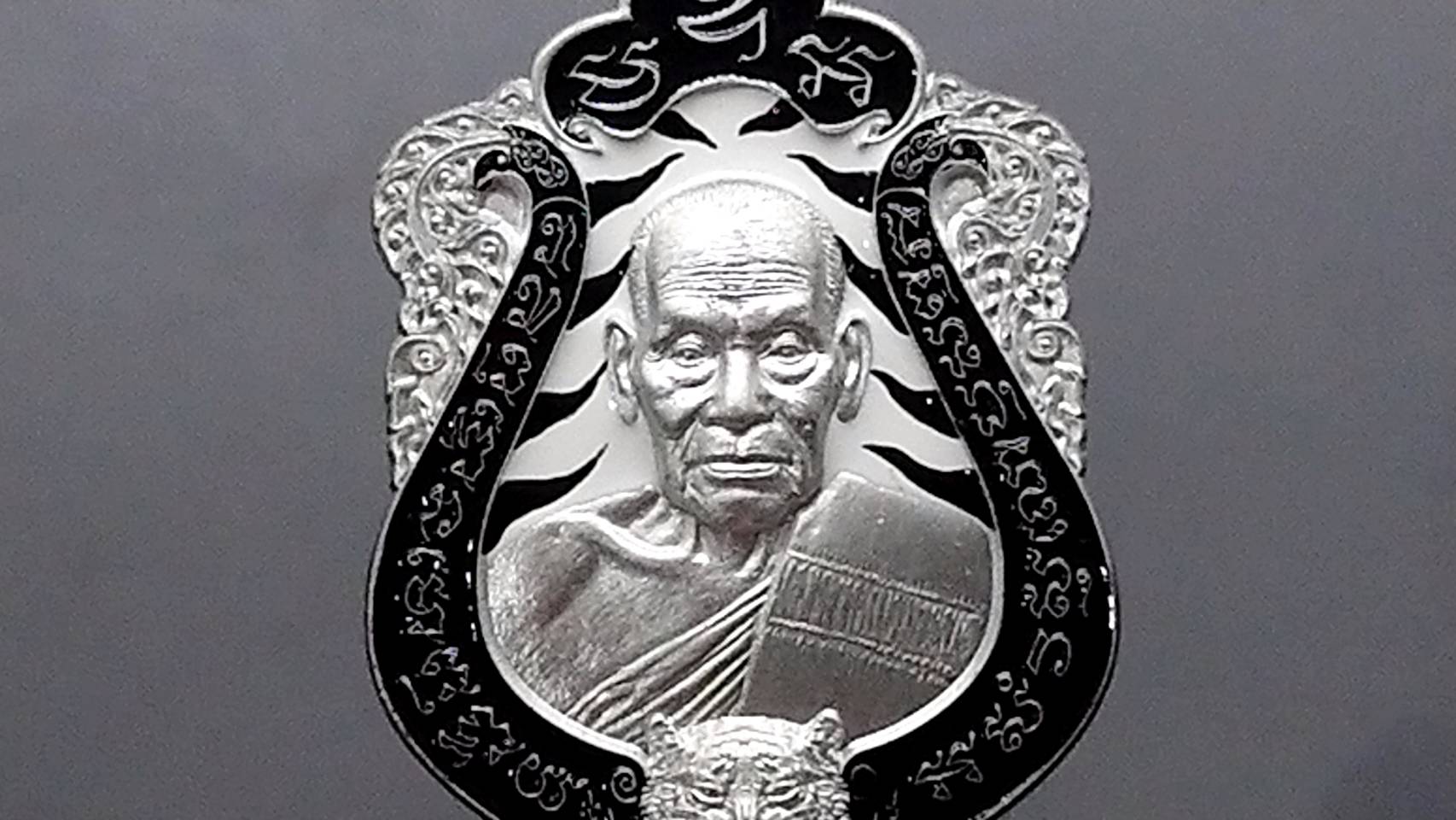 เสือคาบดาบรุ่น 4 เนื้อปีกเครื่องบิน ลงยาลายเสือขาว ลงยาขอบดำ บนดำ (พิมพ์เสือ2) หลวงพ่อพัฒน์ วัดห้วยด้วน โคท 249