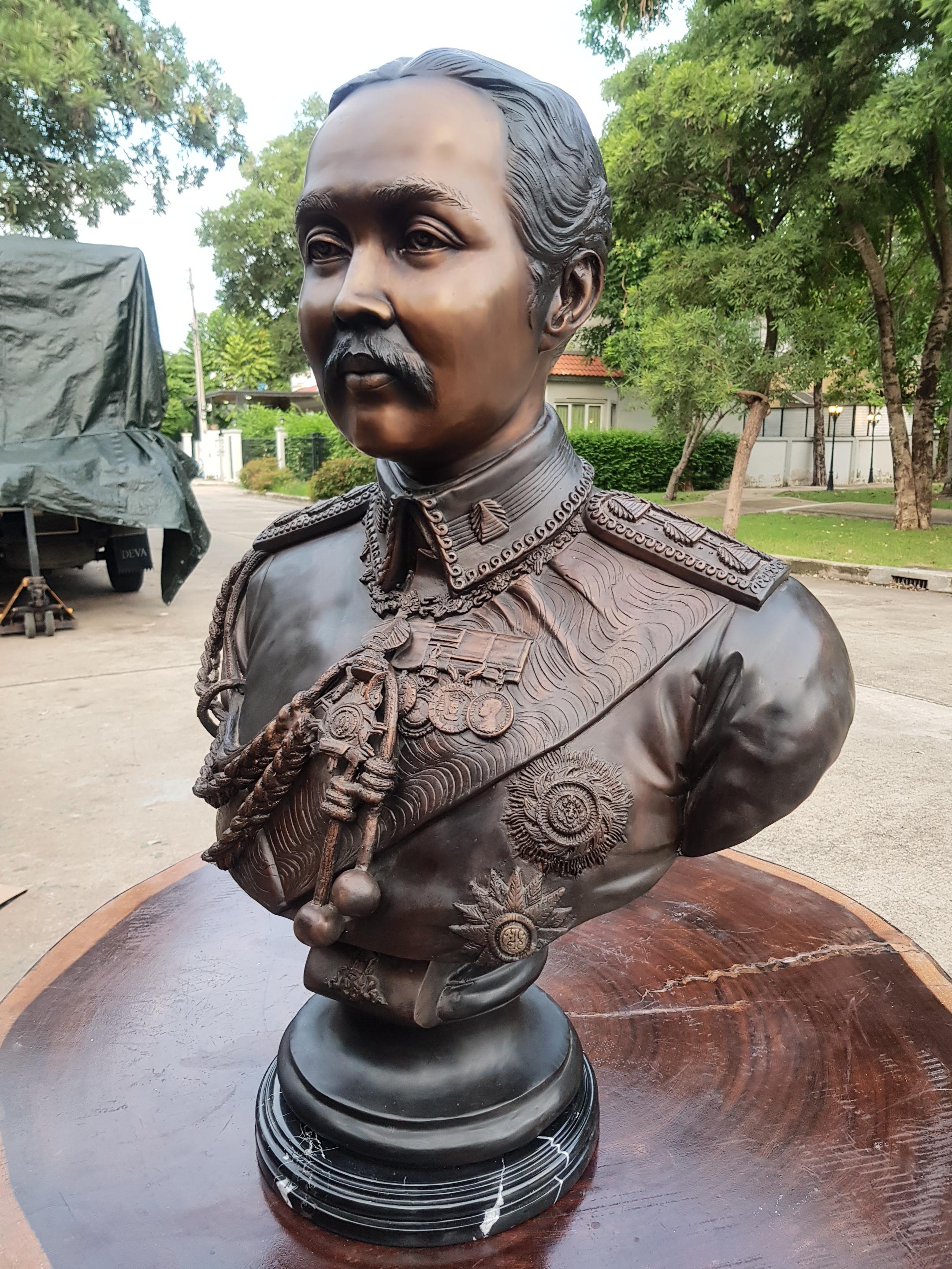 พระบรมรูปหล่อในหลวง รัชกาลที่ 5 ของวัดสุทัศน์ เท่าองค์จริง