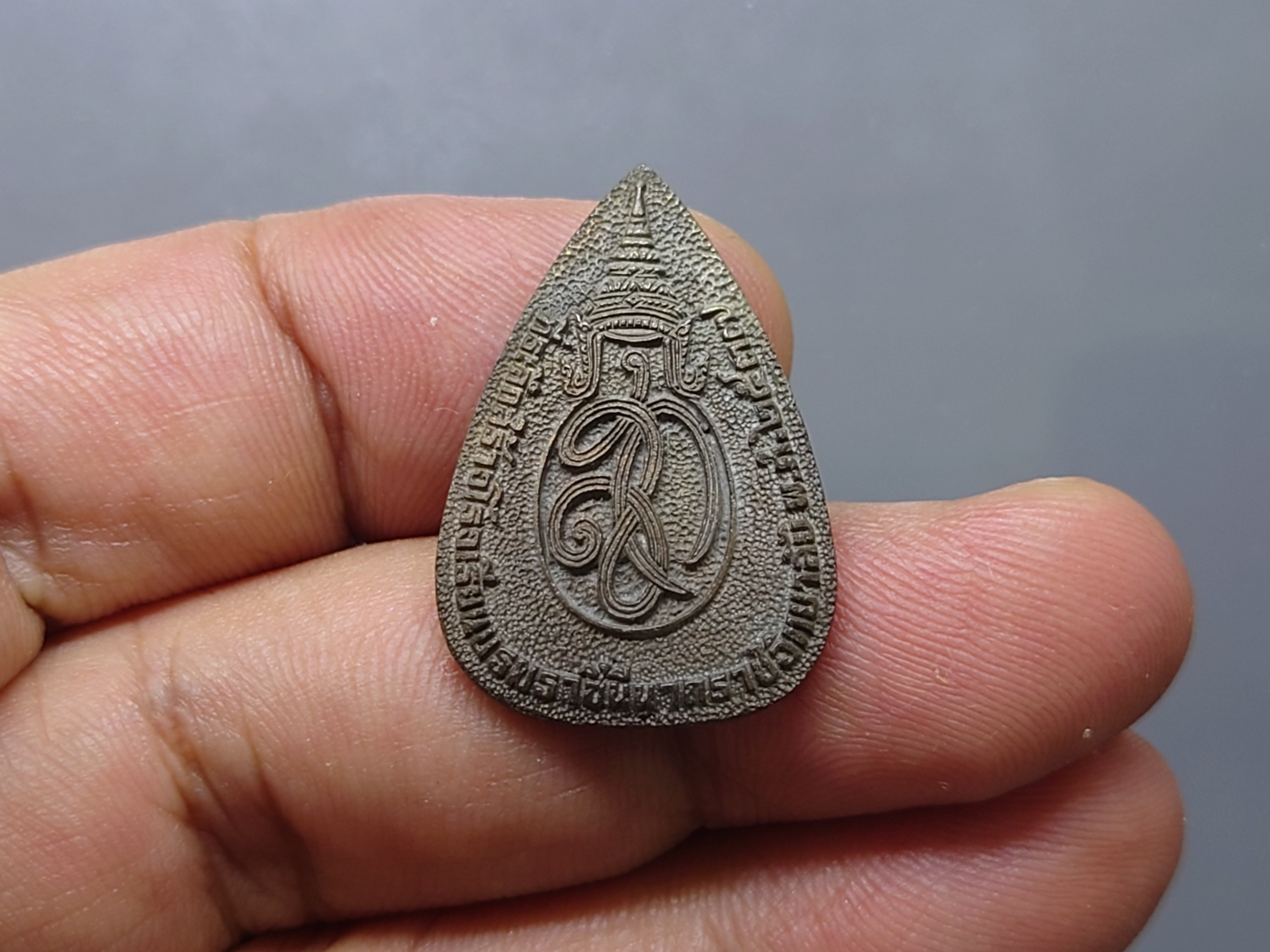 พระแก้วมรกต หลังพระนามาภิไธย ส.ก.รุ่นเฉลิมพระเกียรติ 60 พรรษา มหาราชินี (เนื้อเงิน-นวะ) พุทธาภิเษก ณ วัดบวรนิเวศวิหาร พ.ศ.2537 พร้อมกล่องเดิม