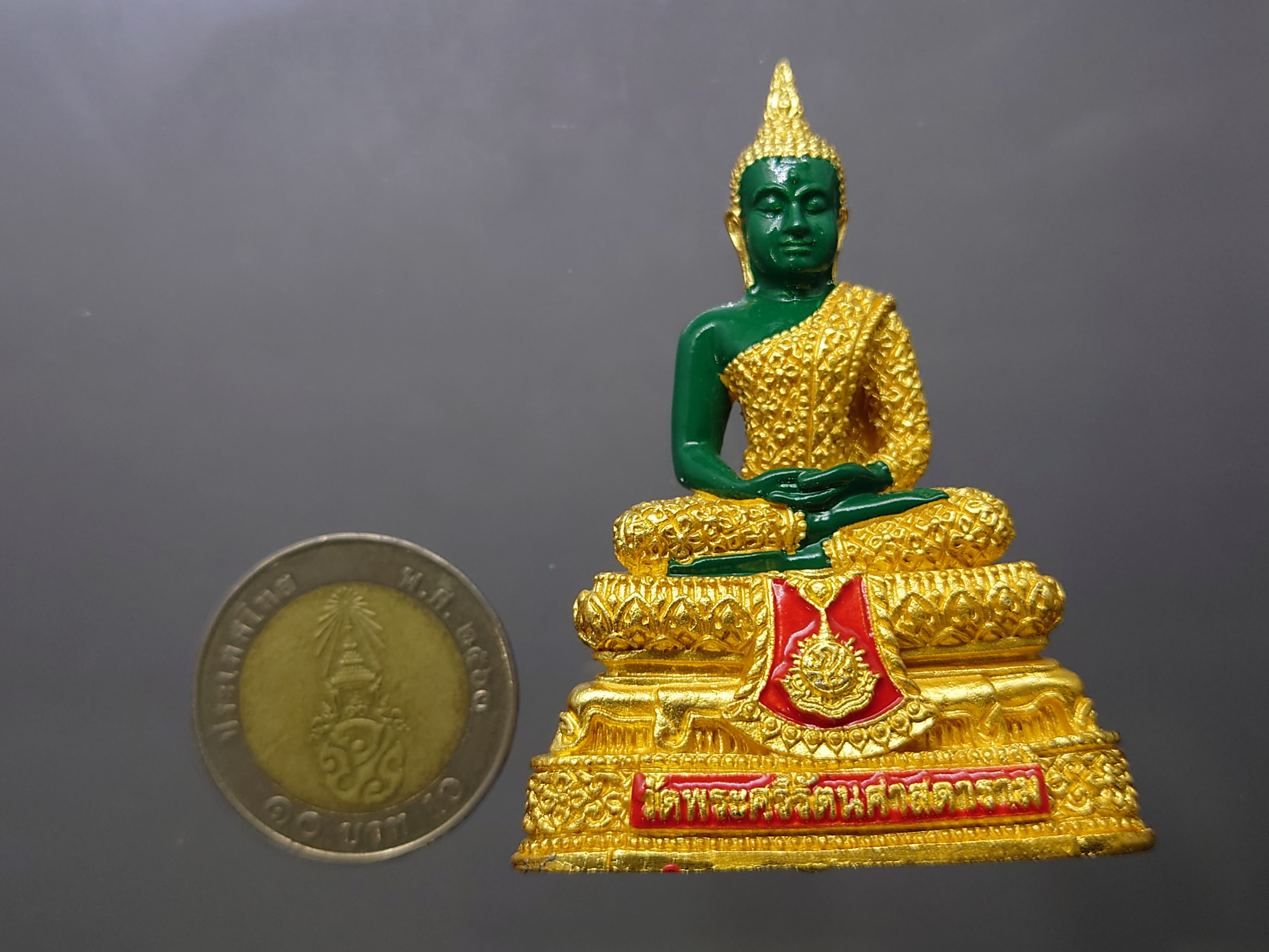 พระแก้วมรกต ทรงฤดูฝน (ขนาดสูง 6.3 เซน) เนื้อโลหะเคลือบสีเขียว เครื่องทรงชุบทอง สำนักพระราชวัง สร้าง พุทธาภิเษก ณ วัดพระศรีรัตนศาสดาราม พ.ศ.2547 ซีลเดิม รับประกันแท้