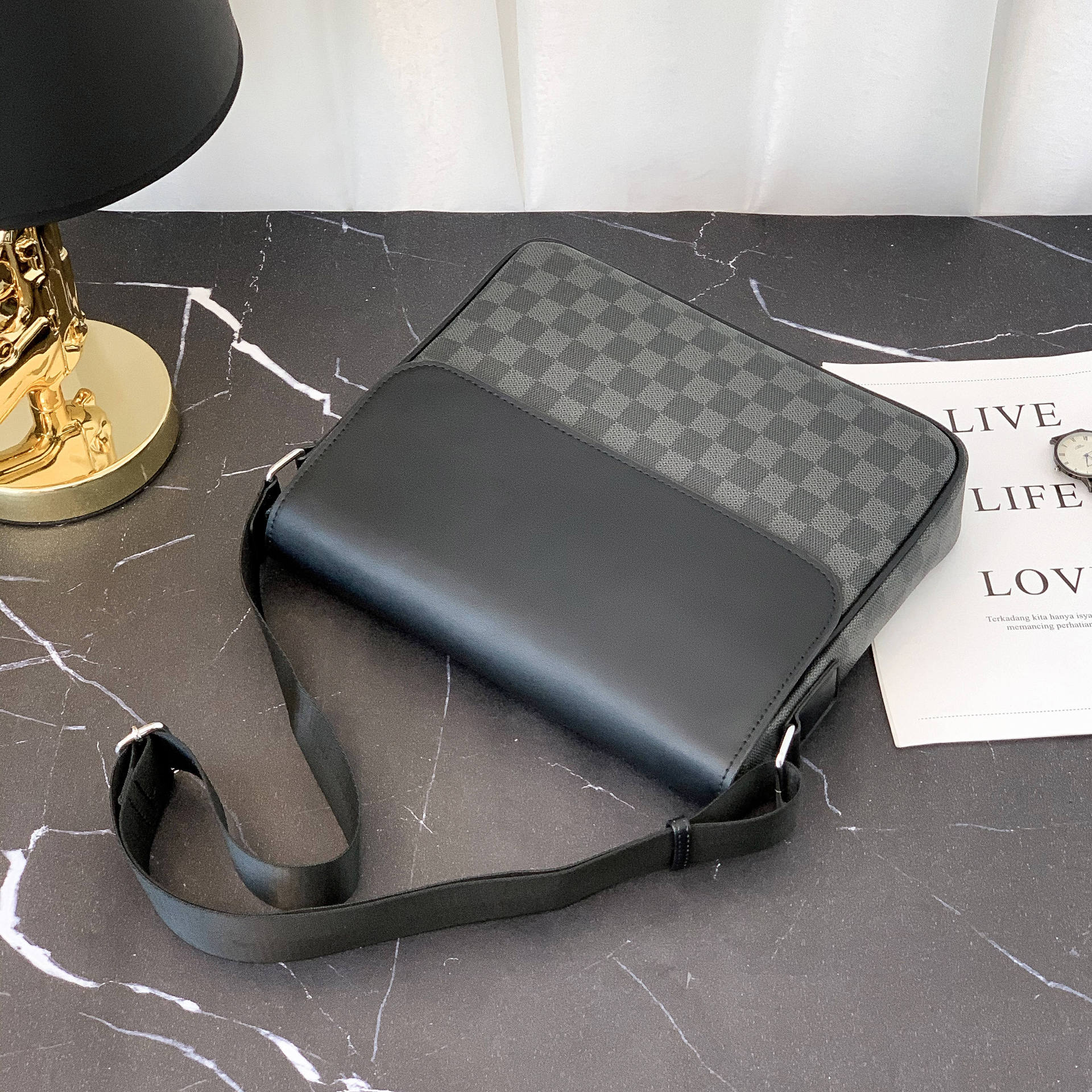 กระเป๋าสะพายข้างผู้ชาย รหัส A020