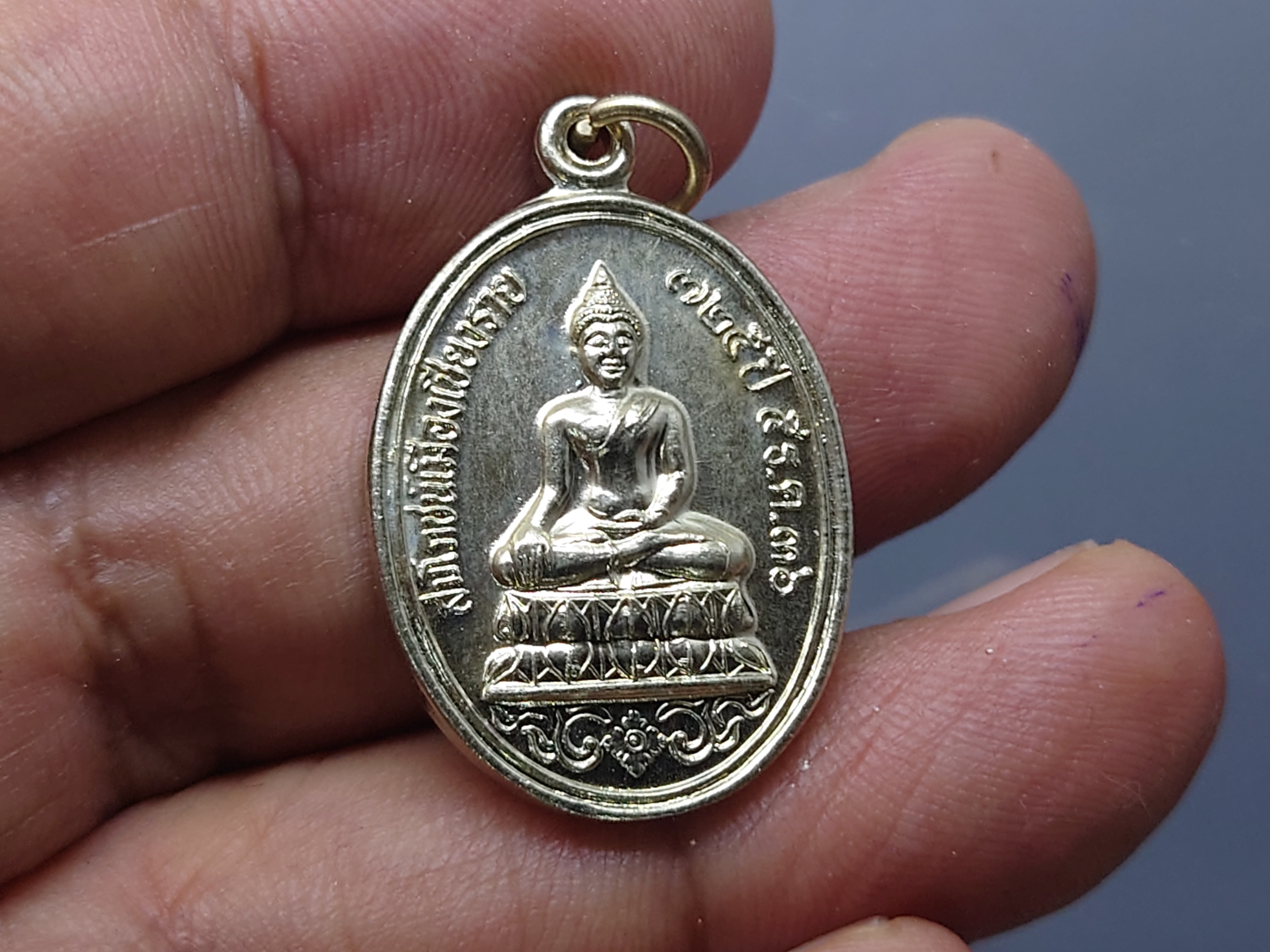 เหรียญสมโภชน์เมืองเชียงราย 725 ปี เนื้ออัลปาก้า ที่ระลึกงานกฐิณพระราชทาน วัดพระสิงห์ จ.เชียงราย ปี2540 พร้อมตลับเดิม