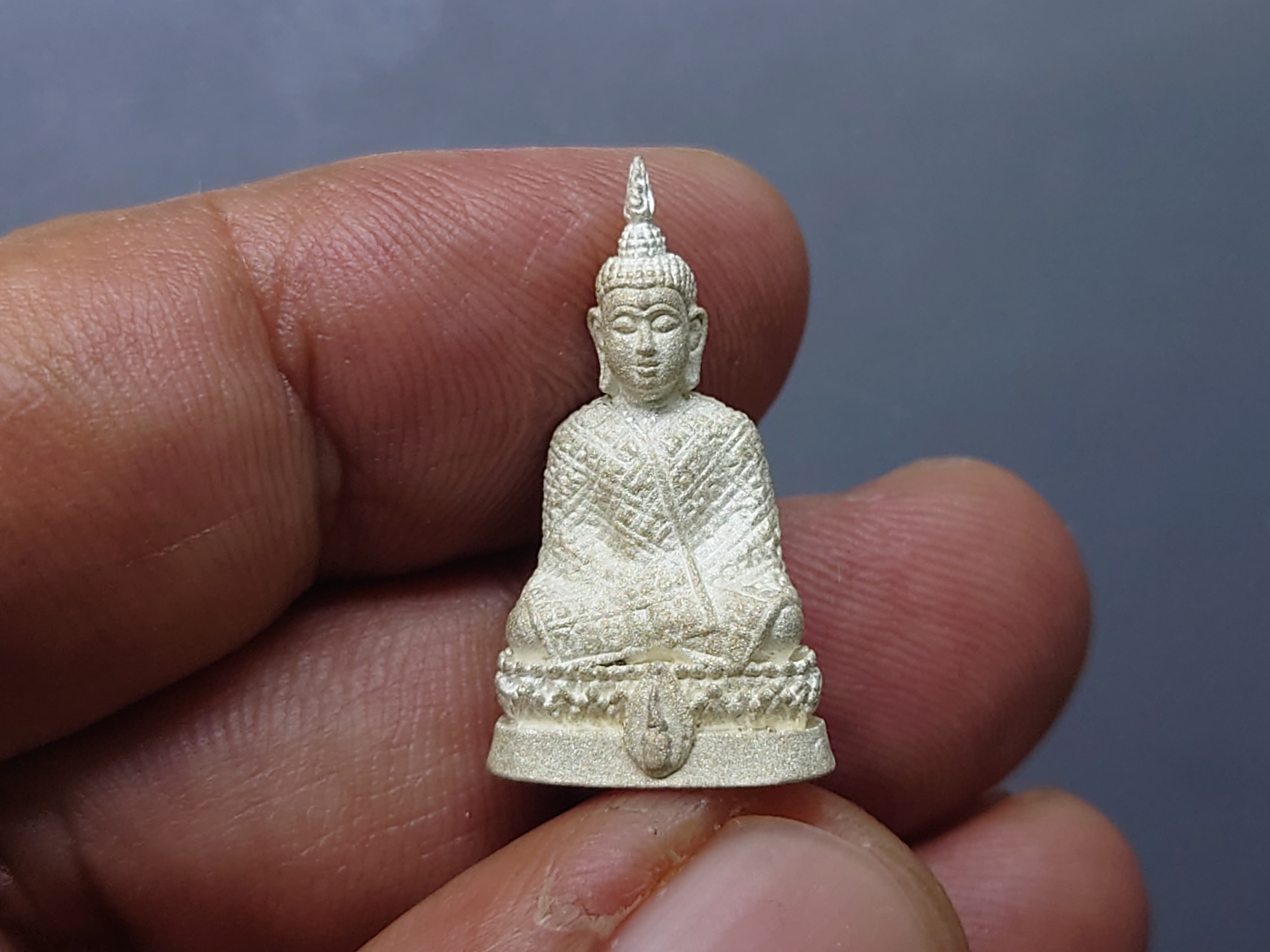 พระแก้วมรกต สธ.ทรงฤดูหนาว ลอยองค์ เนื้อเงินพ่นทราย สมเด็จพระเทพฯจัดสร้าง วัดบวรนิเวศวิหาร ปี 2538 พร้อมกล่องเดิม รับประกันแท้