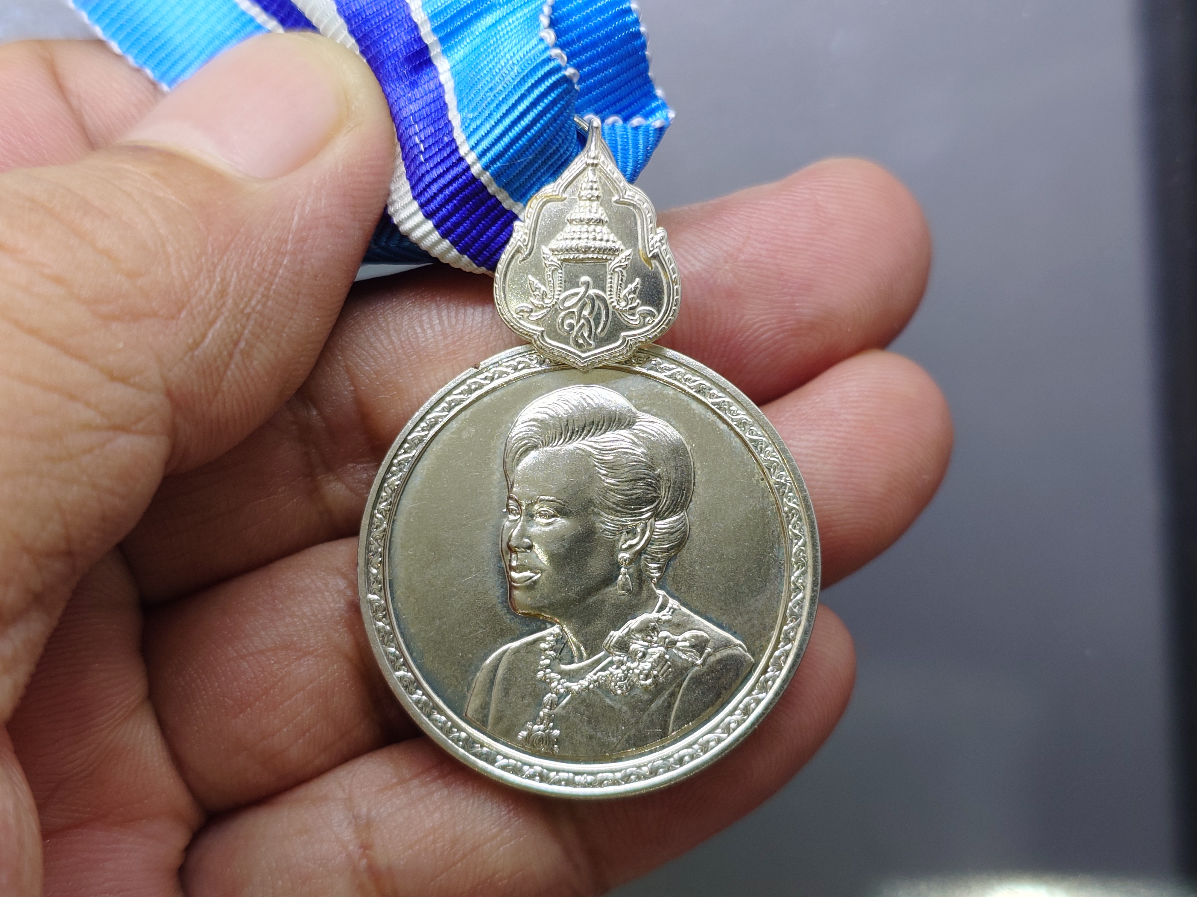 เหรียญเงิน ที่ระลึกเฉลิมพระเกียรติ พระบรมราชินีนาถ เฉลิมพระชนมพรรษา 7 รอบ พร้อมแพร ปี2559 แบบชาย