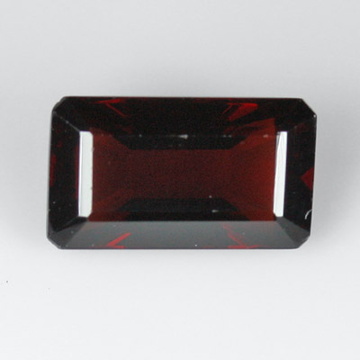 **ขายแล้ว**โกเมนสีแดงหรืออัลมันไดท์ (Almandite Garnet) 1.90 กะรัต แดงเข้ม แก่ก่ำ