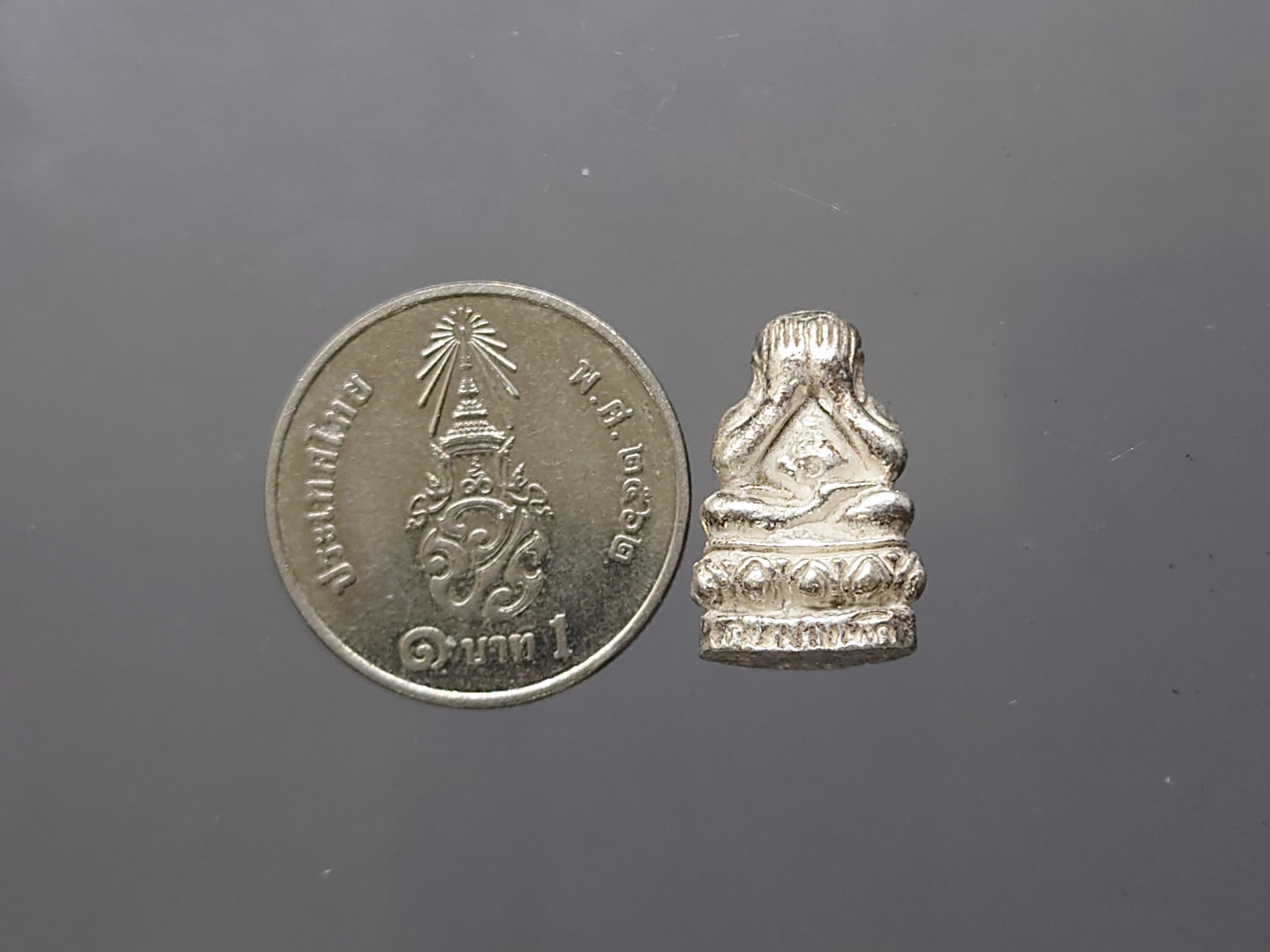 พระปิดตาสารพัดดีแช่น้ำมนต์ รุ่นพุทธคุณ เนื้อเงิน หลวงพ่อเกษม เขมโก สำนักสุสานไตรลักษณ์ ลำปาง ปี2538 พร้อมตลับเดิม