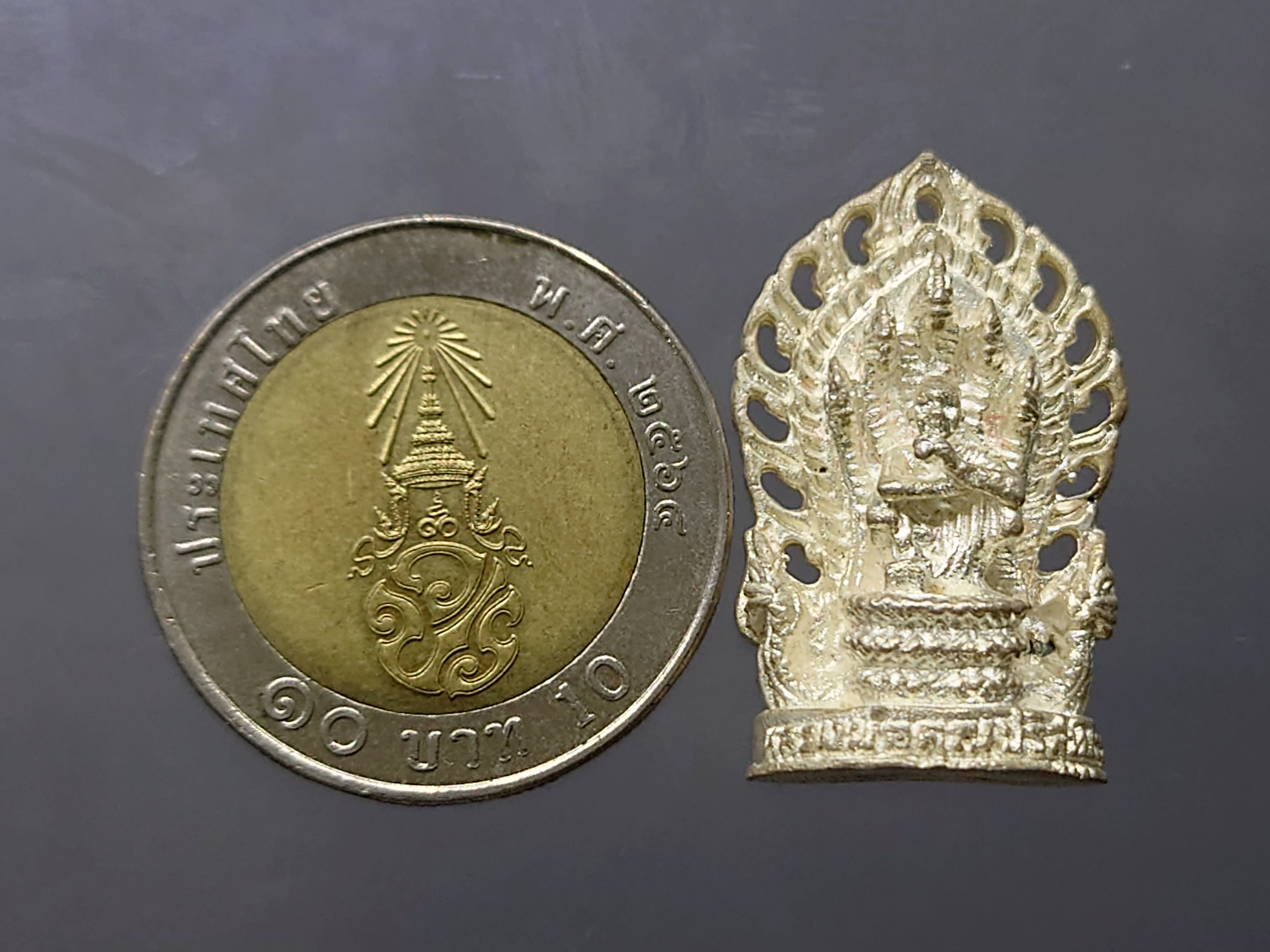 หลวงพ่อคูณ พิมพ์ปรกลายฉลุเอกลักญ์ รุ่นคูณพันล้าน เสาร์ ๕ เนื้อเงินแท้ หลวงพ่อคูณ ปริสุทโธ วัดบ้านไร่ ปี2537 พร้อมตลับเดิม