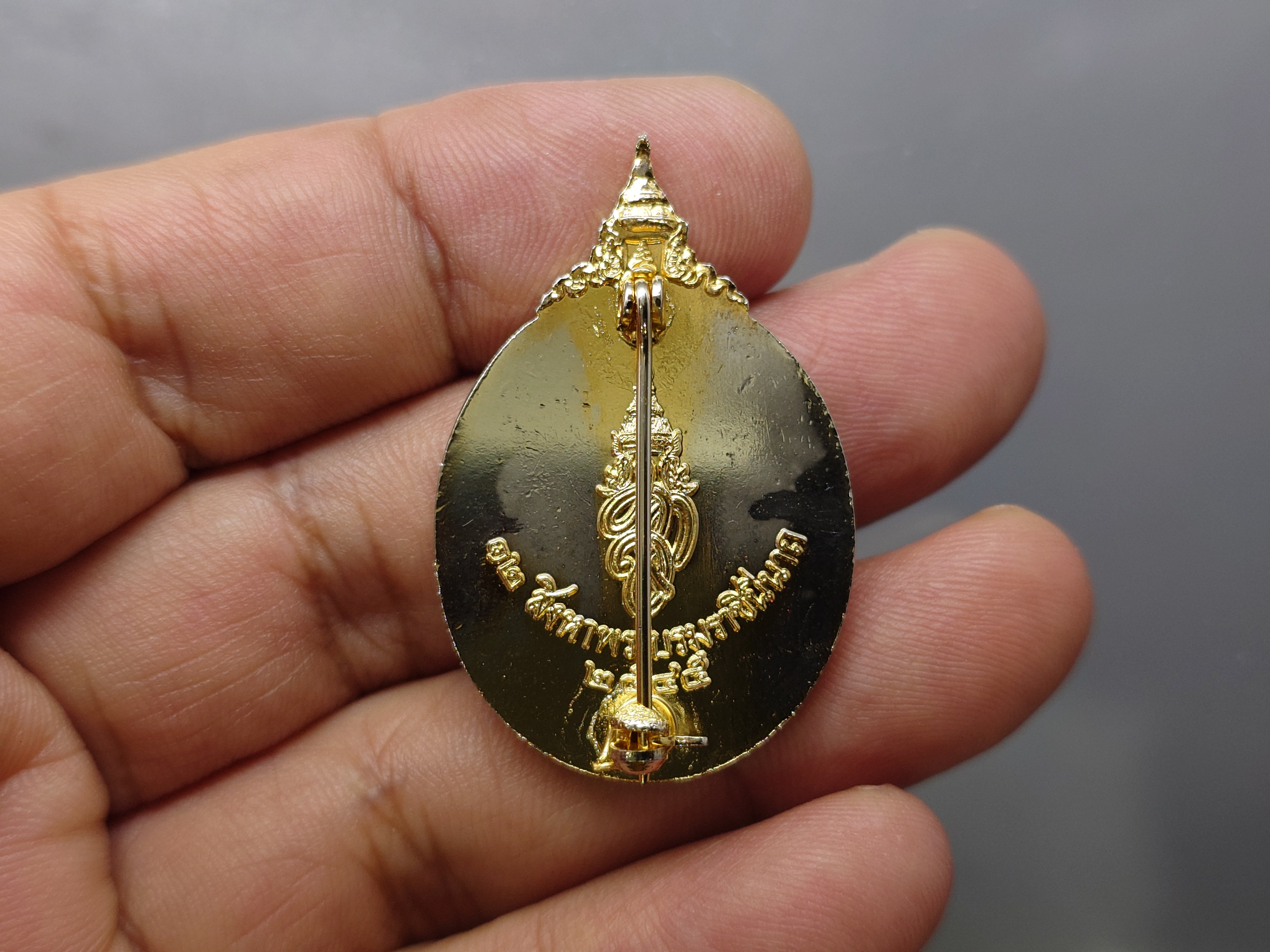 เข็มกลัด 12 สิงหา พระบรมราชินีนาถ 73 พรรษา กาหลั่ยทอง พ.ศ.2548