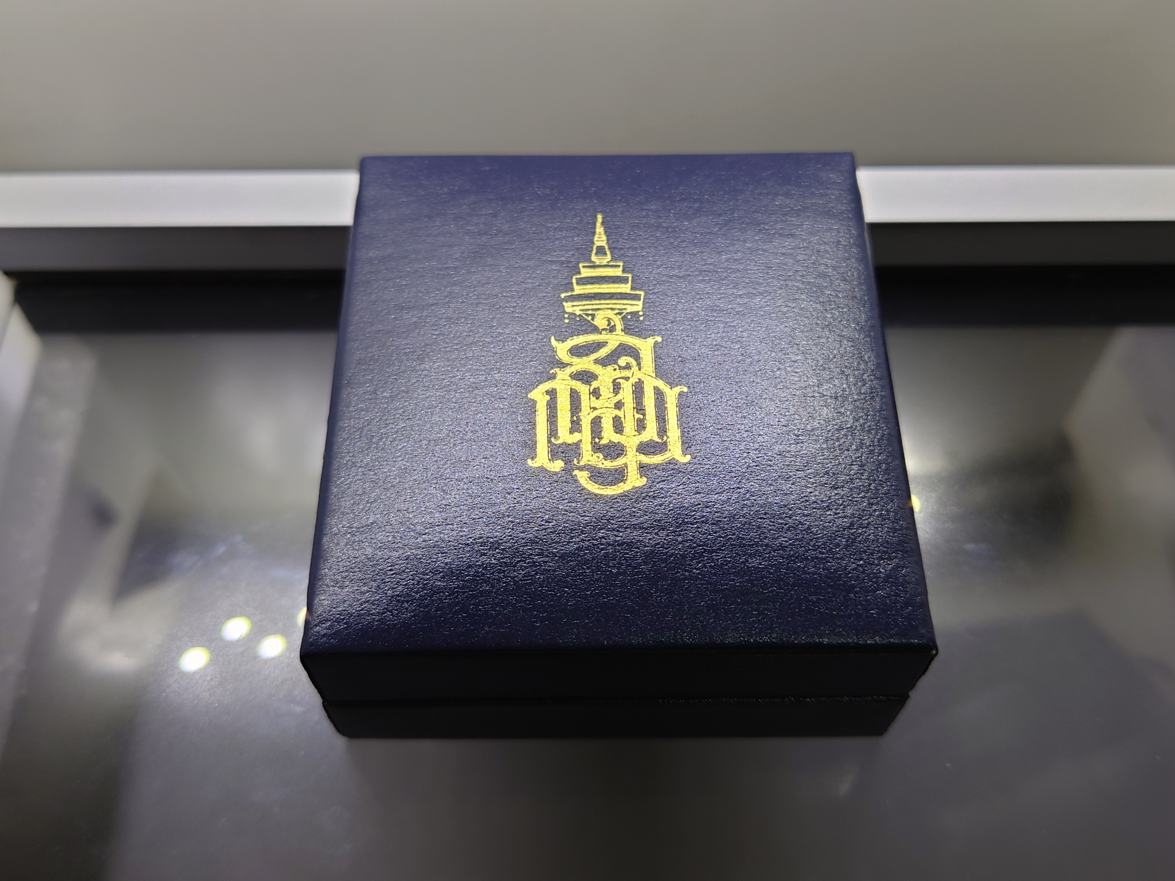 พระพุทธชินสีห์ ญสส ทรงอธิษฐานจิต เนื้อเงินขัดเงา ที่ระลึก 25 ปี บดินทรเดชา พิธีพุทธาภิเษก ณ วัดบวรนิเวศวิหาร พ.ศ.2539 พร้อมกล่องเดิม