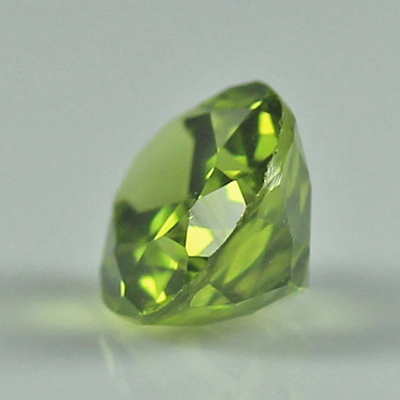 **ขายแล้ว**เพอริโด (Peridot) 0.91 กะรัต สีเขียวอมเหลือง รูปร่างดี