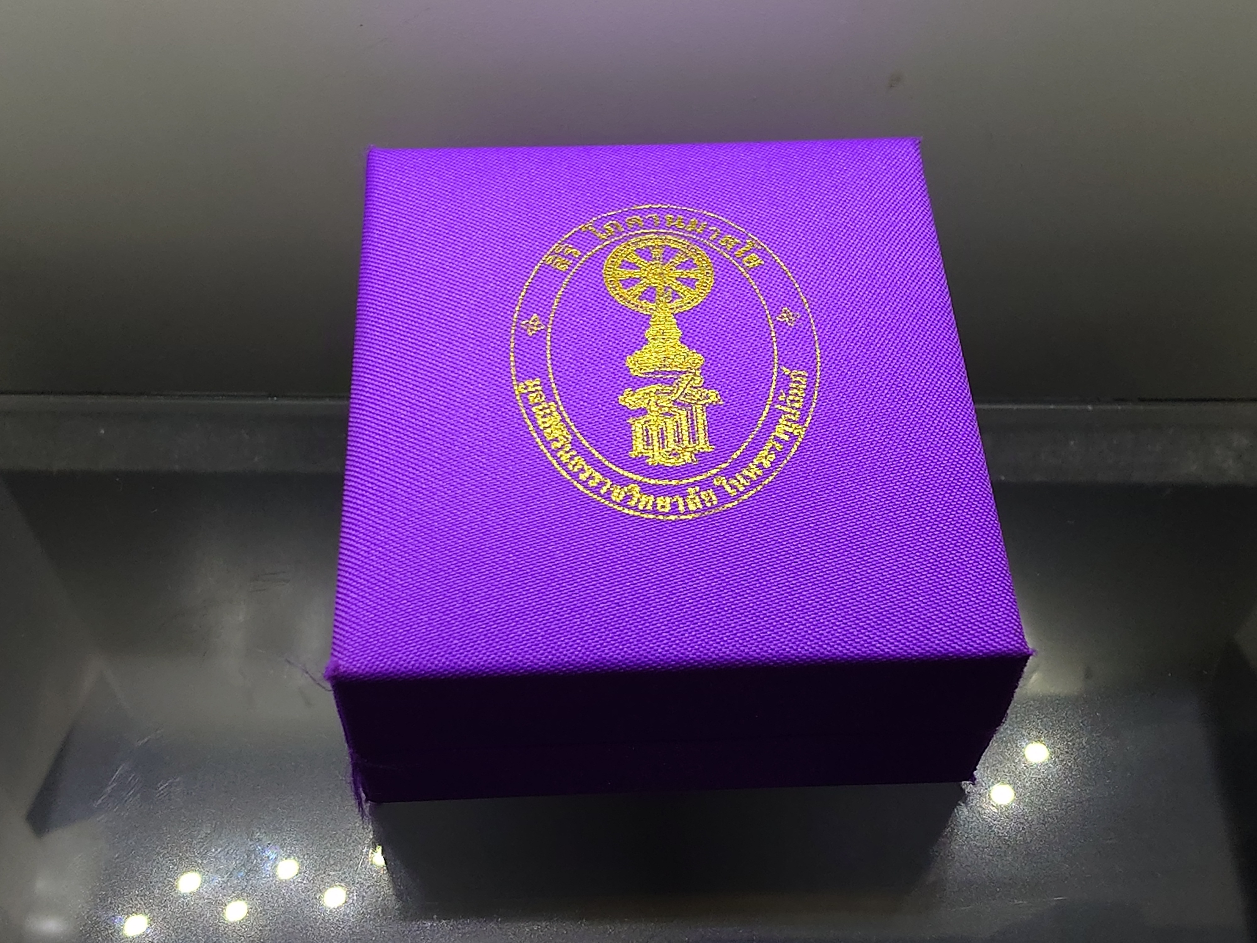 พระกริ่งสิริโภคา ส.ธ. รุ่นสร้างอุโบสถเฉลิมพระเกียรติ เนื้อเงินชุบสามกษัตริย์ แบบพ่นทรายนวลขัดเงาบางส่วน วัดบวรนิเวศวิหาร ปี2543 พร้อมกล่องเดิม