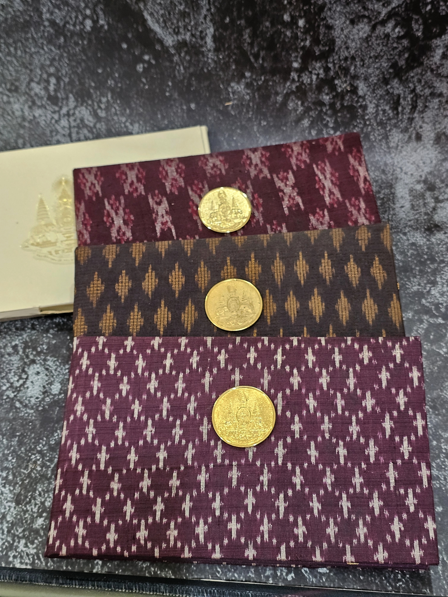 ธนบัตรที่ระลึก 500 บาท แบบพิเศษ ฉลองสิริราชสมบัติครบ 50 ปี พร้อมปกผ้าใหม หนังสือและกล่อง (ไม่มีซองขาว)