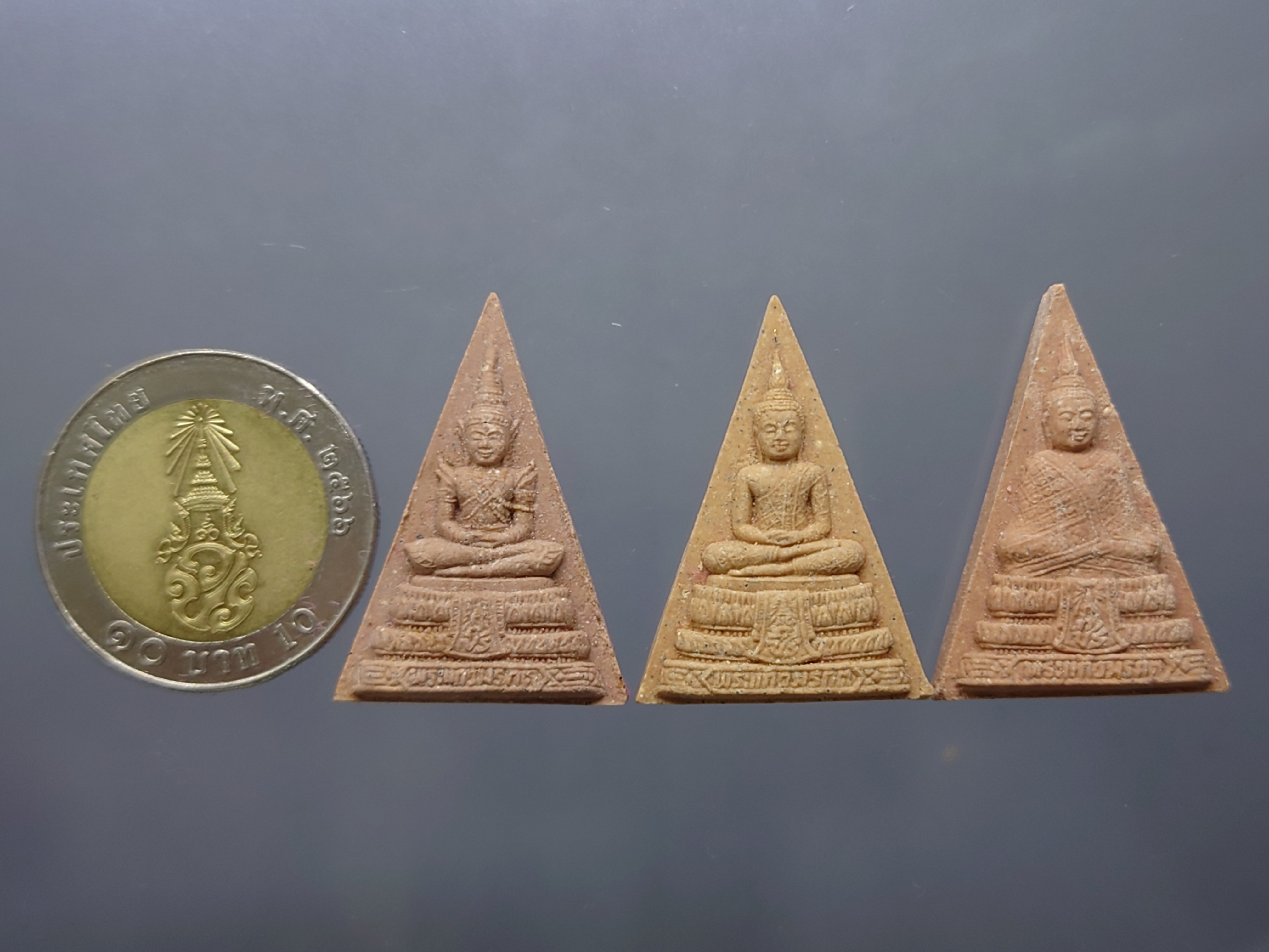 พsะแก้ว 3 ฤดู เนื้อผงพุทธคุณศักดิ์สิทธิ์ รุ่นเทอดพระเกียรติ พิธีเสาร์ห้า มหาพุทธาภิเษก ณ วัดพระศรีรัตนศาสดาราม ปี2540 พร้อมตลับเดิม