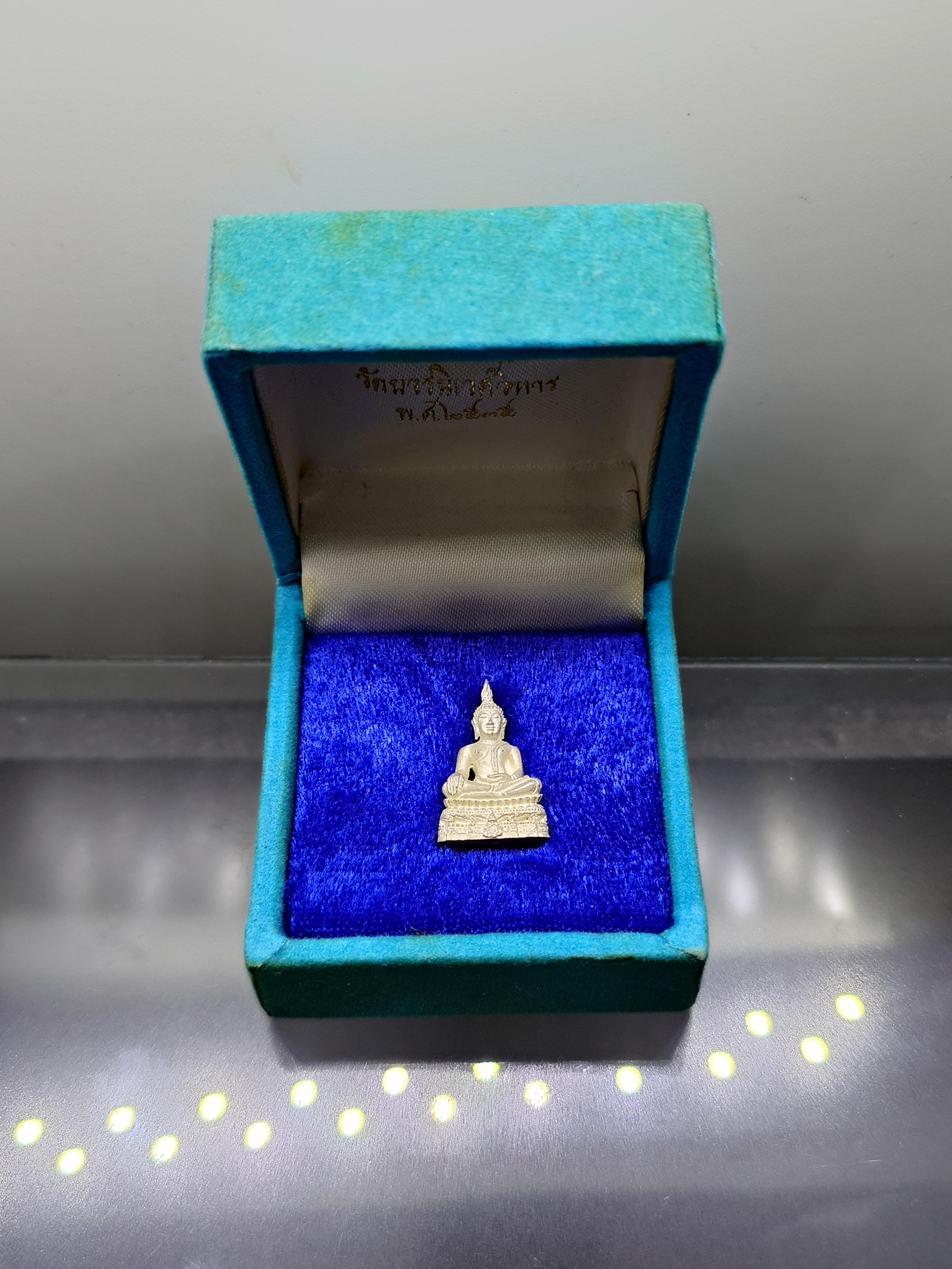 พระพุทธชินสีห์ ญสส. เนื้อเงิน ขนาดสูง 21 มิล วัดบวรนิเวศวิหาร ปี2535 พร้อมกล่องเดิม