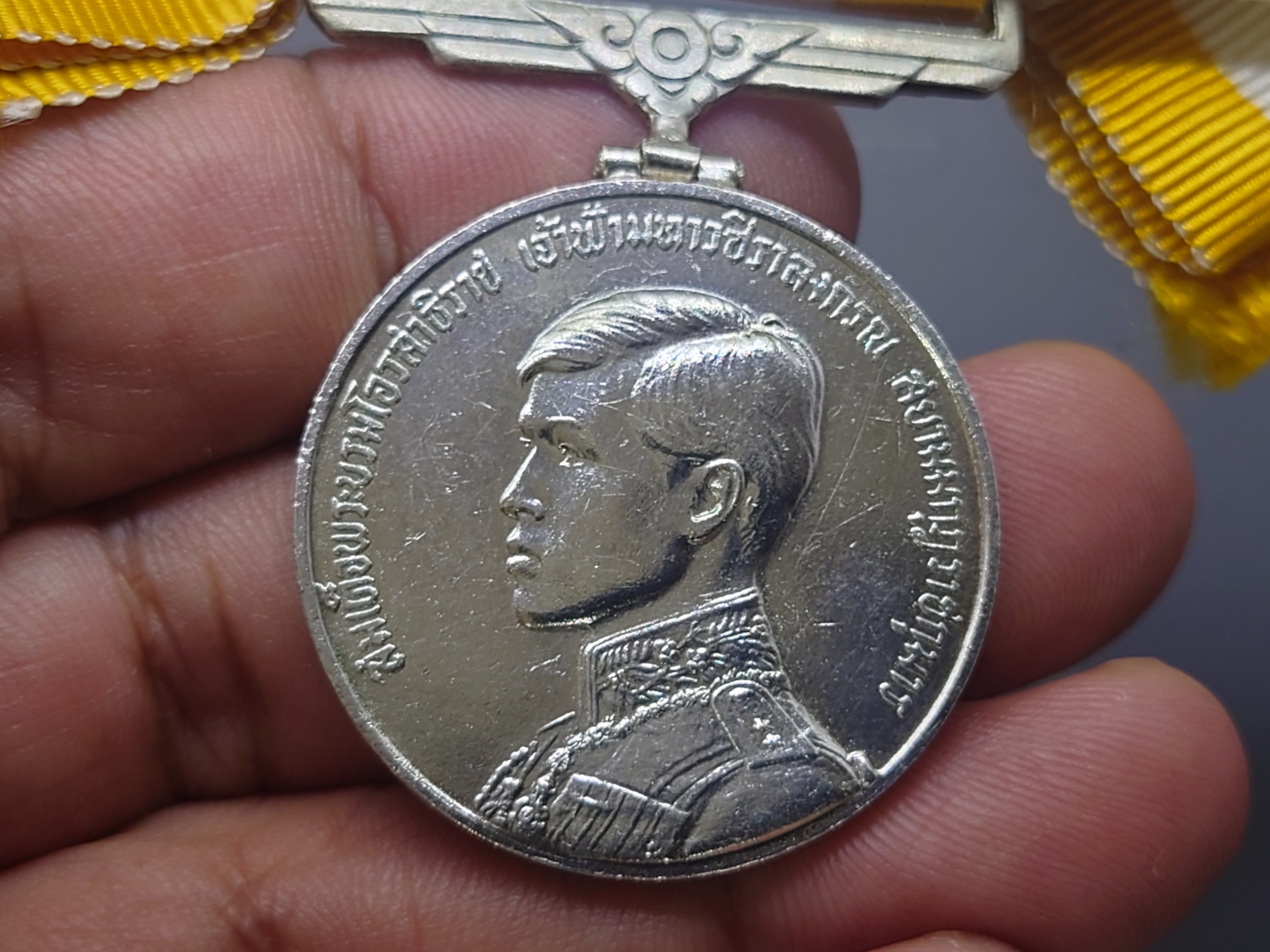 เหรียญแพรแถบ เนื้อเงิน ที่ระลึกพระราชพิธีสถาปนาสมเด็จพระบรมโอรสาธิราช ปี2515 แบบหญิง แพรเดิมๆ