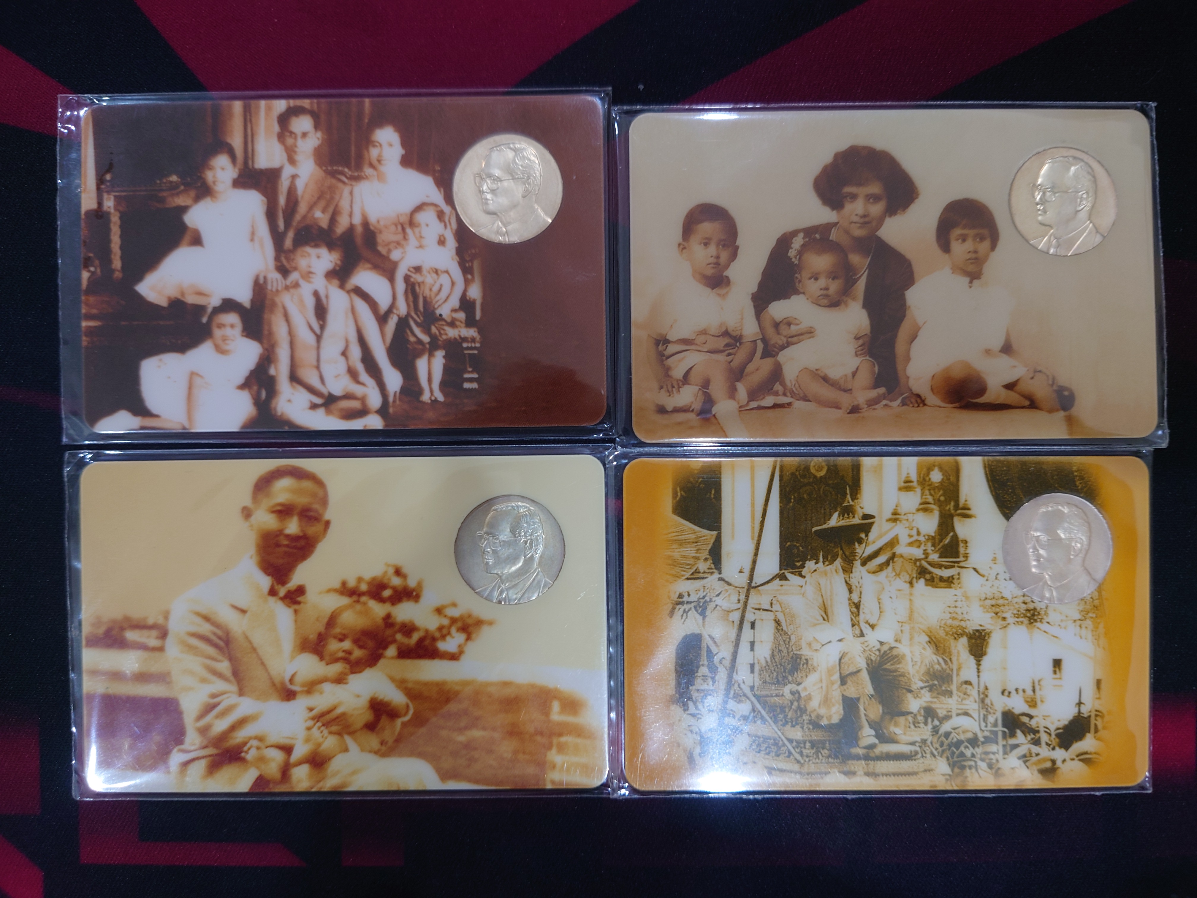 การ์ดบรรจุเหรียญที่ระลึก พระราชพิธีมหามงคลเฉลิมพระชนมพรรษา 80 พรรษา รัชกาลที่9 เนื้อเงิน ชุด 4 เหรียญ ปี2550 ธนารักษ์จัดสร้าง พร้อมแผง