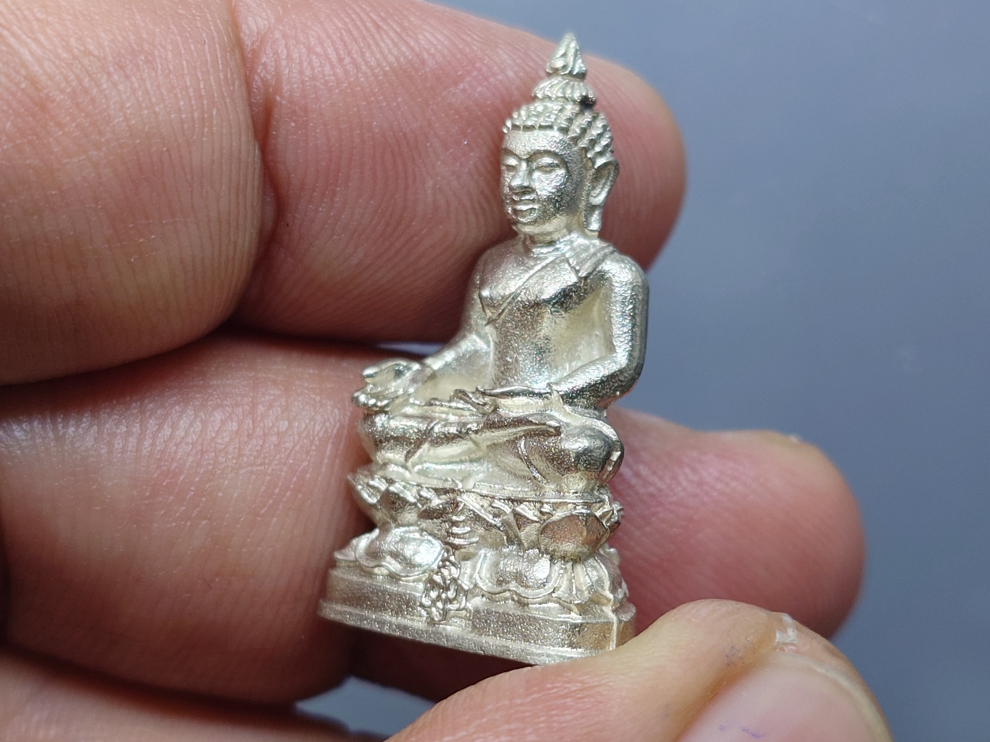 พระกริ่งชัยวัฒน์ไพรีพินาศ เนื้อเงิน ขนาดสูง 3 ซ.ม. โดย สมเด็จพระญาณสังวรฯ สมเด็จพระสังฆราช วัดบวรนิเวศวิหาร ปี2535 พร้อมกล่องเดิม