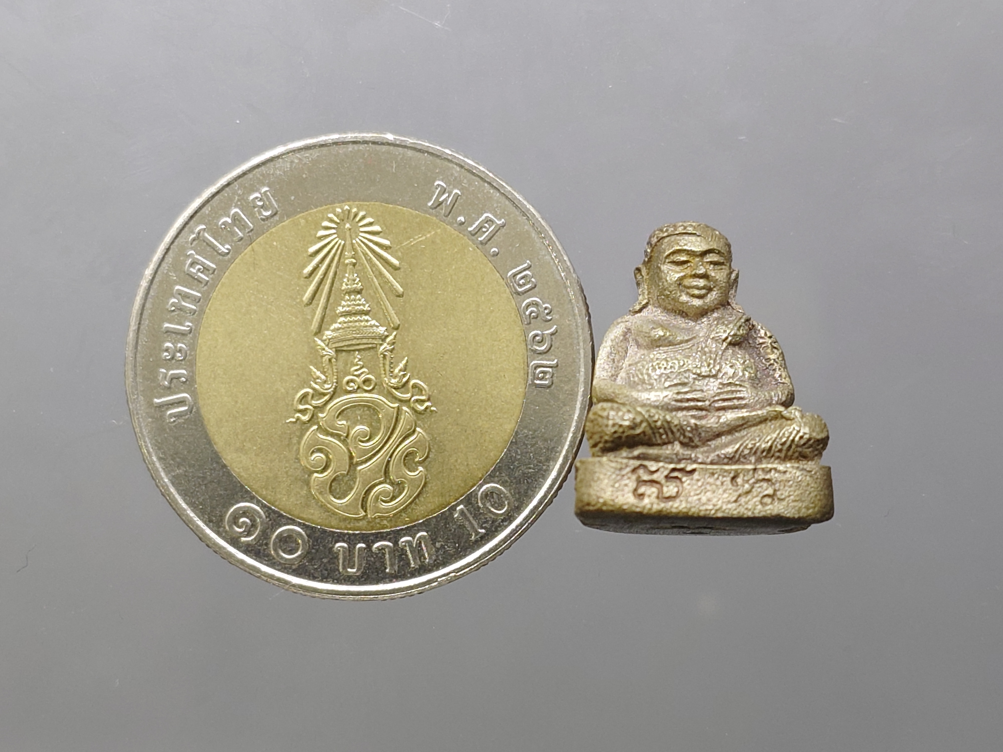 พระสังกัจจายย์ สก 5 รอบ สมเด็จพระบรมราชินีนาถ เนื้อนวะแก่เงิน ขนาดสูง 17 มิล ปี2535 พร้อมตลับเดิม ไม่มีฝา