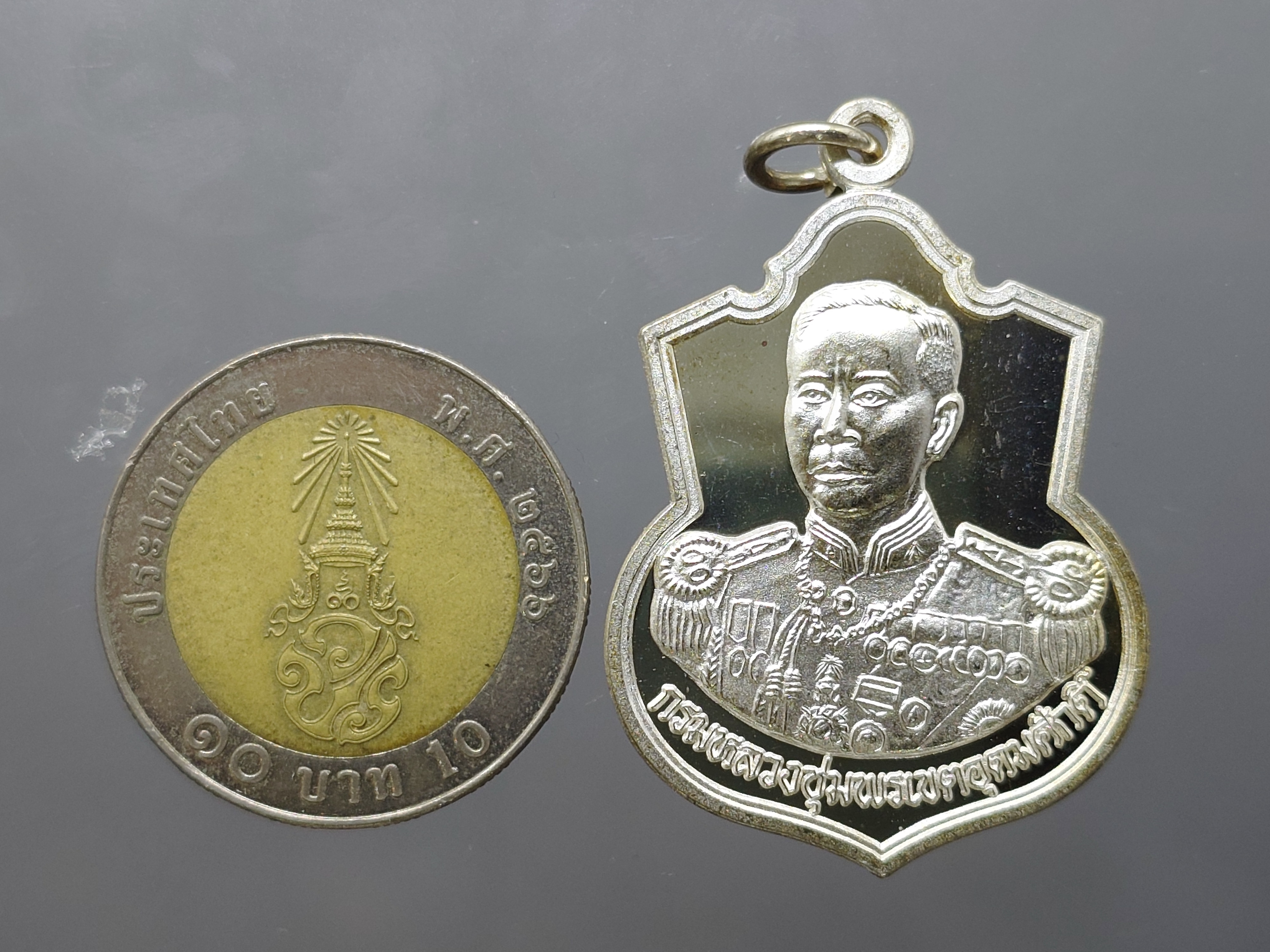 กรมหลวงชุมพรเขตอุดมศักดิ์ เนื้อเงิน ที่ระลึกอัญเชิญประทับ เรื้อจำลองจักรีนฤเบศร ปากน้ำ หลังสวน ชุมพร ปี2544 พร้อมกล่องเดิม