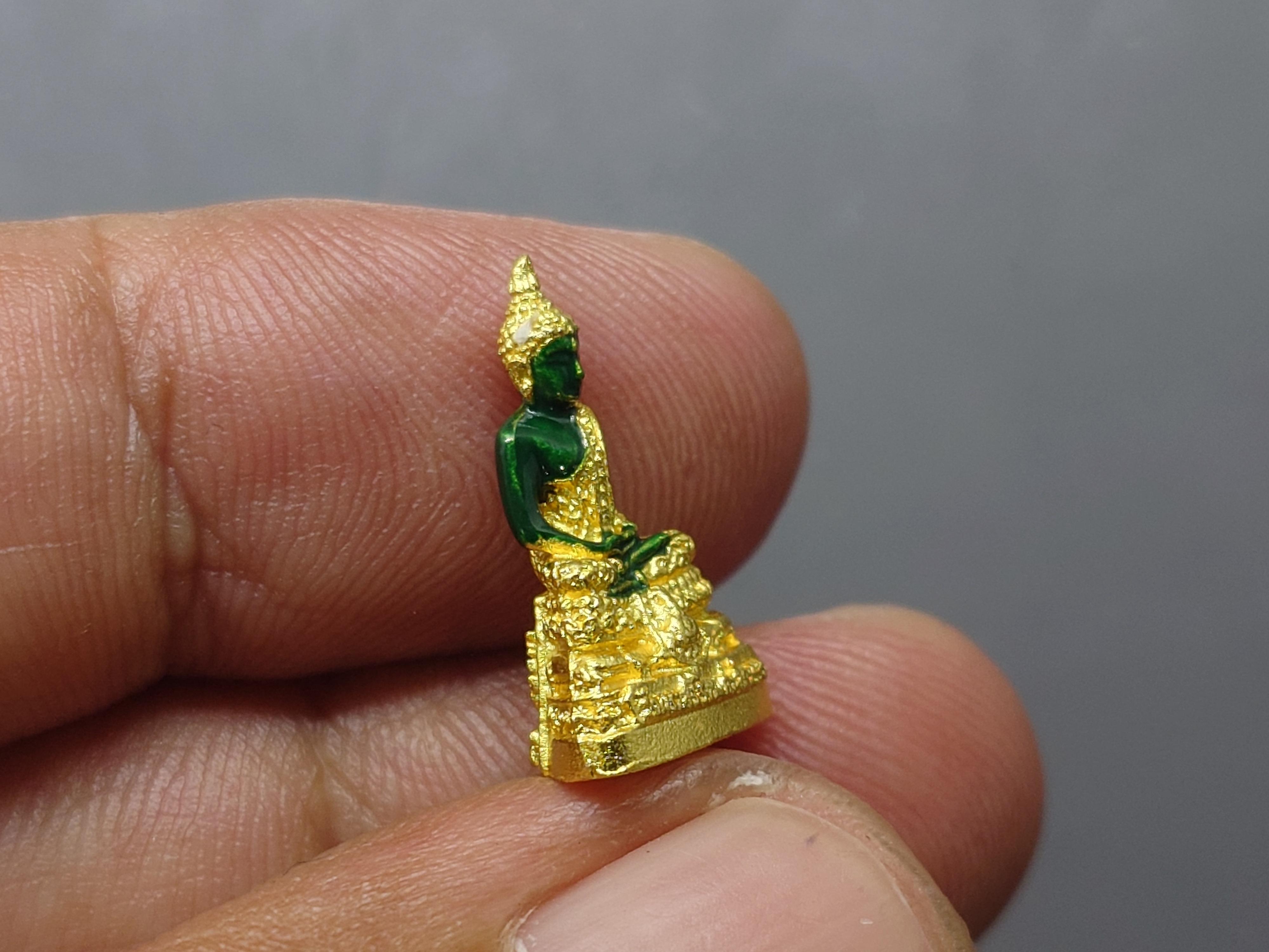 พระแก้วมรกต ทรงฤดูฝน (พิมพ์เล็ก ขนาดสูง 18มิล) เนื้อโลหะเคลือบสีเขียว เครื่องทรงชุบทอง สำนักพระราชวัง สร้าง พุทธาภิเษก ณ วัดพระศรีรัตนศาสดาราม พ.ศ.2547 รับประกันแท้