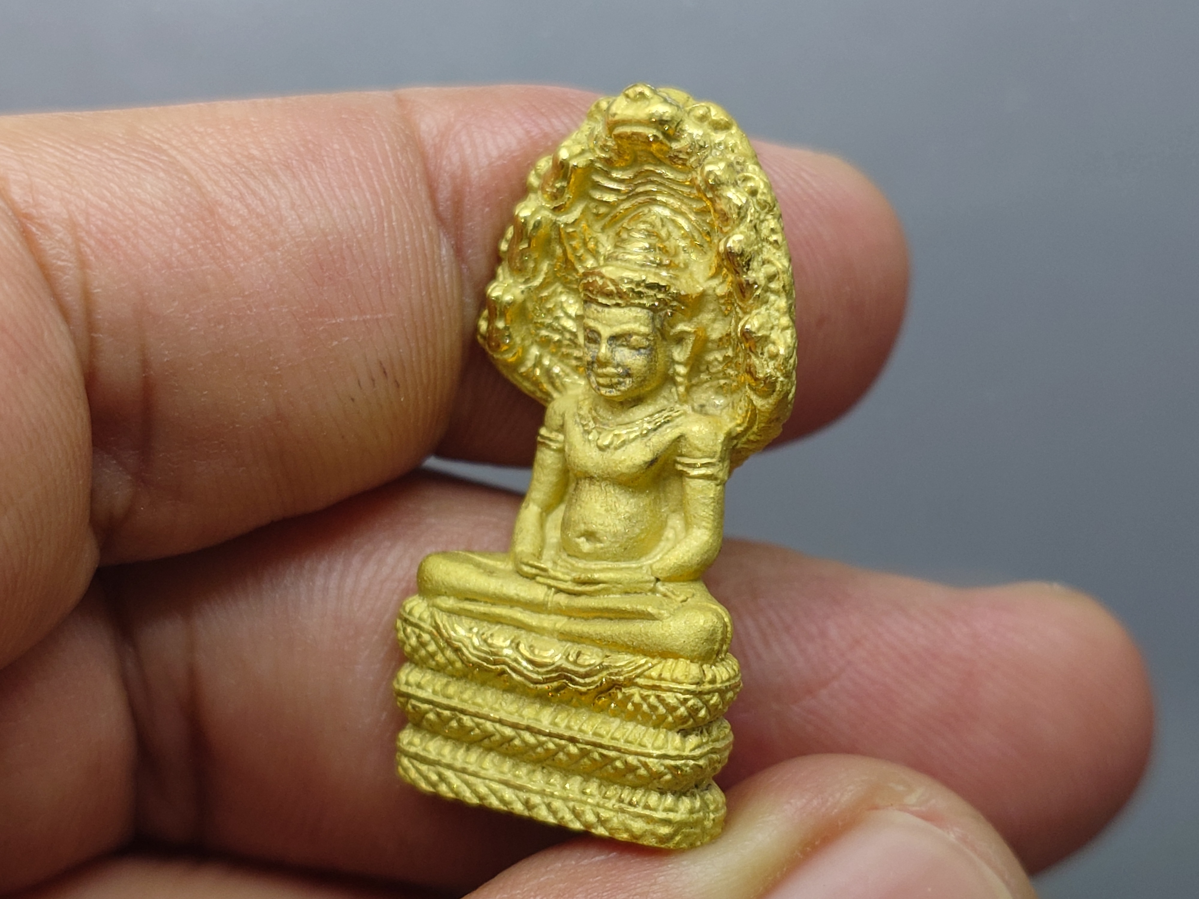 พระนาคปรก หลวงพ่อศิลา รุ่นมรดกโลก เนื้อเงินกาหลั่ยทอง พิมพ์ใหญ่ พุทธาภิเษก วัดบวรนิเวศวิหาร โดย สมเด็จพระสังฆราช ญสส เป็นประธานในพิธี ออกวัดทุ่งเสลี่ยม สุโขทัย ปี2540 กล่องเดิม