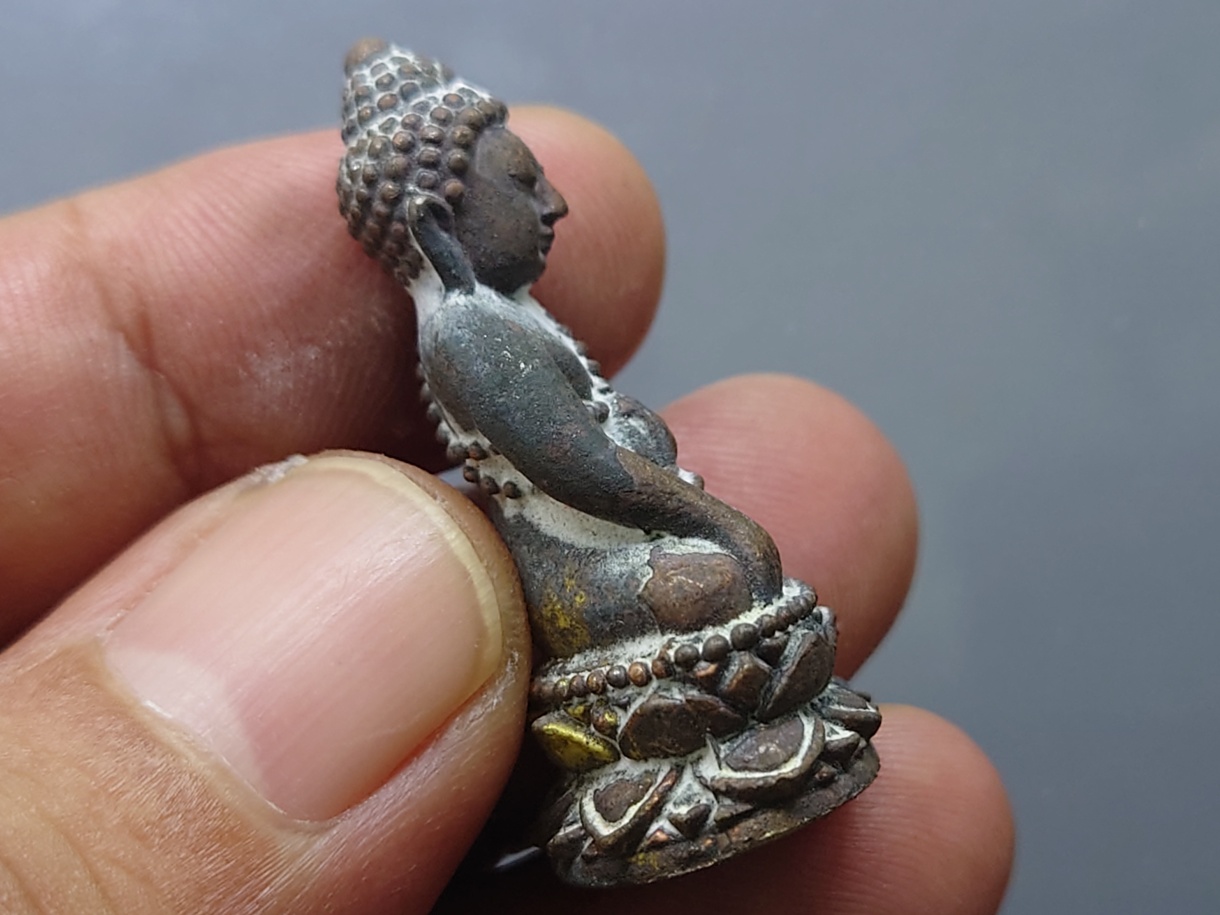 พระกริ่งญาณรังสี รุ่นมหาบารมี 79 รุ่นแรก(ไม่อุดกริ่ง) สมเด็จพระญาณสังวร วัดบวร เนื้อชนวน หล่อโบราณ ผสมชนวนพระกริ่งเก่า มีคราบเบ้า ตอกโค้ด สูง 3.8 ซม ปี 2535 กล่องเดิม