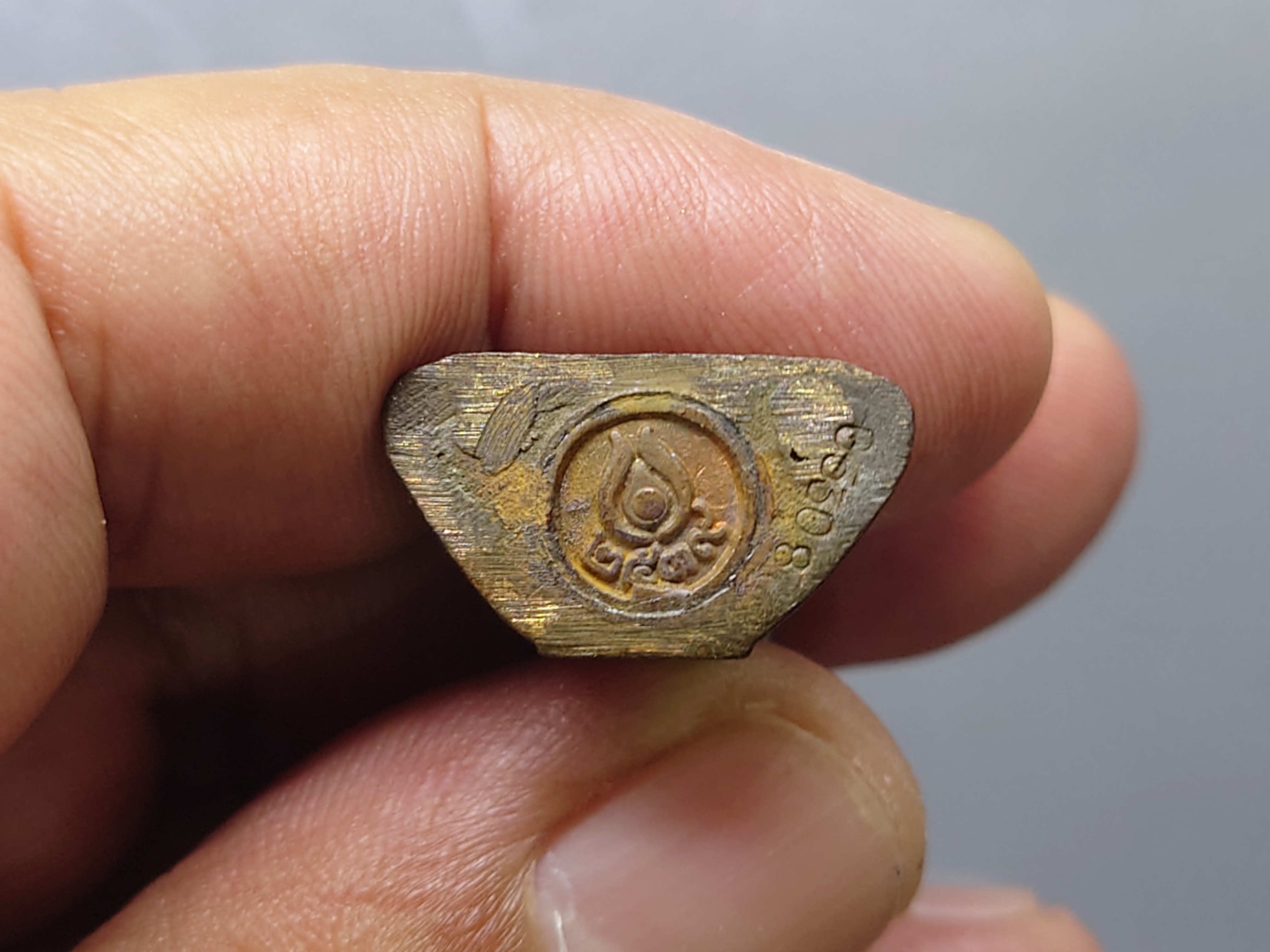 พระกริ่งพลังไทย พลังแผ่นดิน เนื้อนวะโลหะ การปิโตเลี่ยมแห่งประเทศไทย จัดสร้างในวโรกาสฉลองสิริราชสมบัติครบ 50 ปี วัดบวรนิเวศวิหาร พ.ศ.2539 พร้อมกล่องเดิม ใบเซอร์