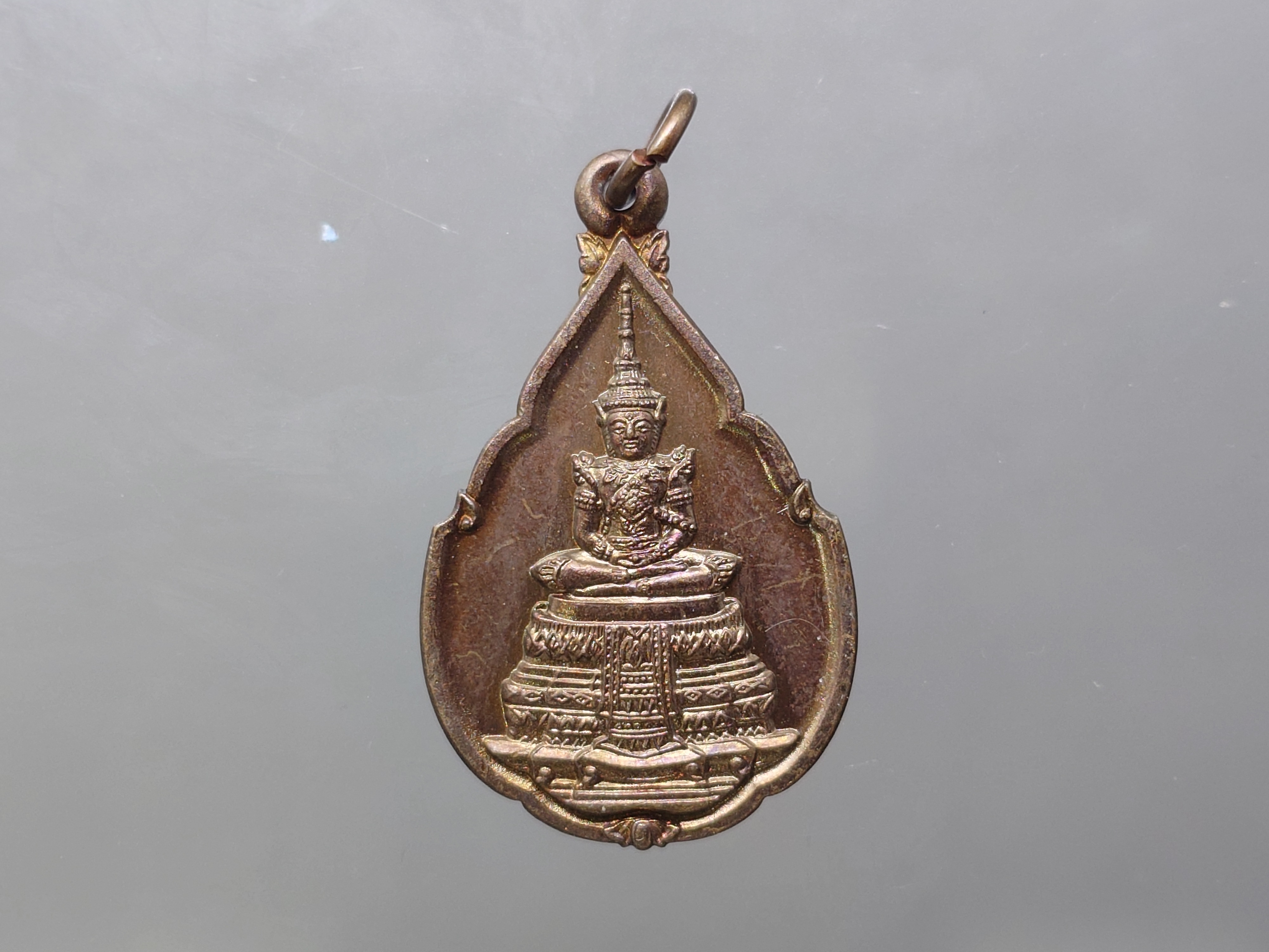 พระแก้วมรกต (พระพุทธมหามณีรัตนปฏิมากร) ทรงฤดูร้อน กรมสรรพสามิต ครบรอบ 64 ปี เนื้อทองแดง พ.ศ.2539 ไม่ผ่านใช้ พร้อมตลับเดิม