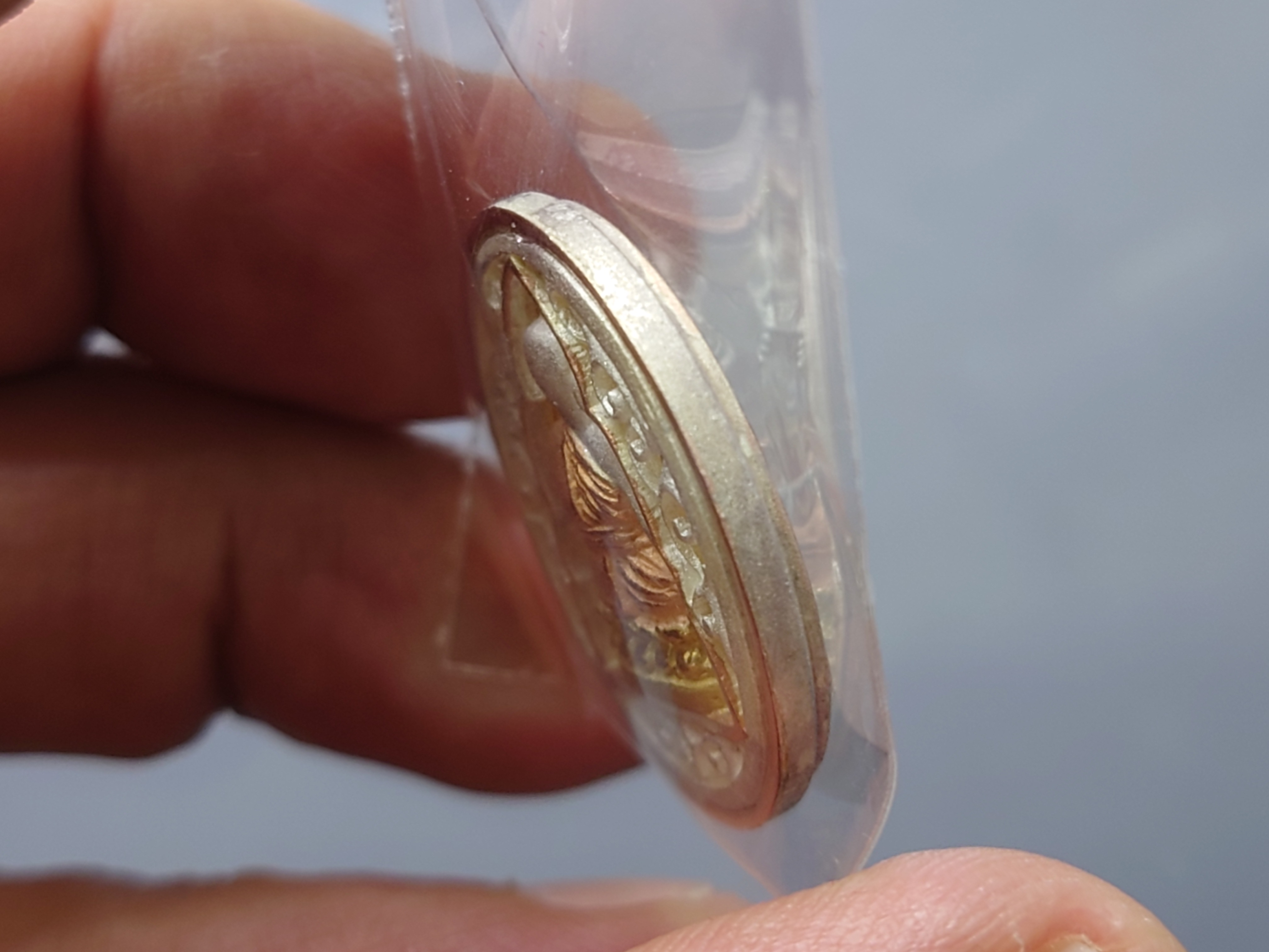 เหรียญหลวงปู่ทวด เนื้อเงิน 3 K รุ่นมงคลบารมี วัดประสาทบุญญาวาส พ.ศ.2545 พิมพ์วงรี รูปไข่ ขนาดสูง 2.5 ซ.ม. พร้อมกล่องเดิม