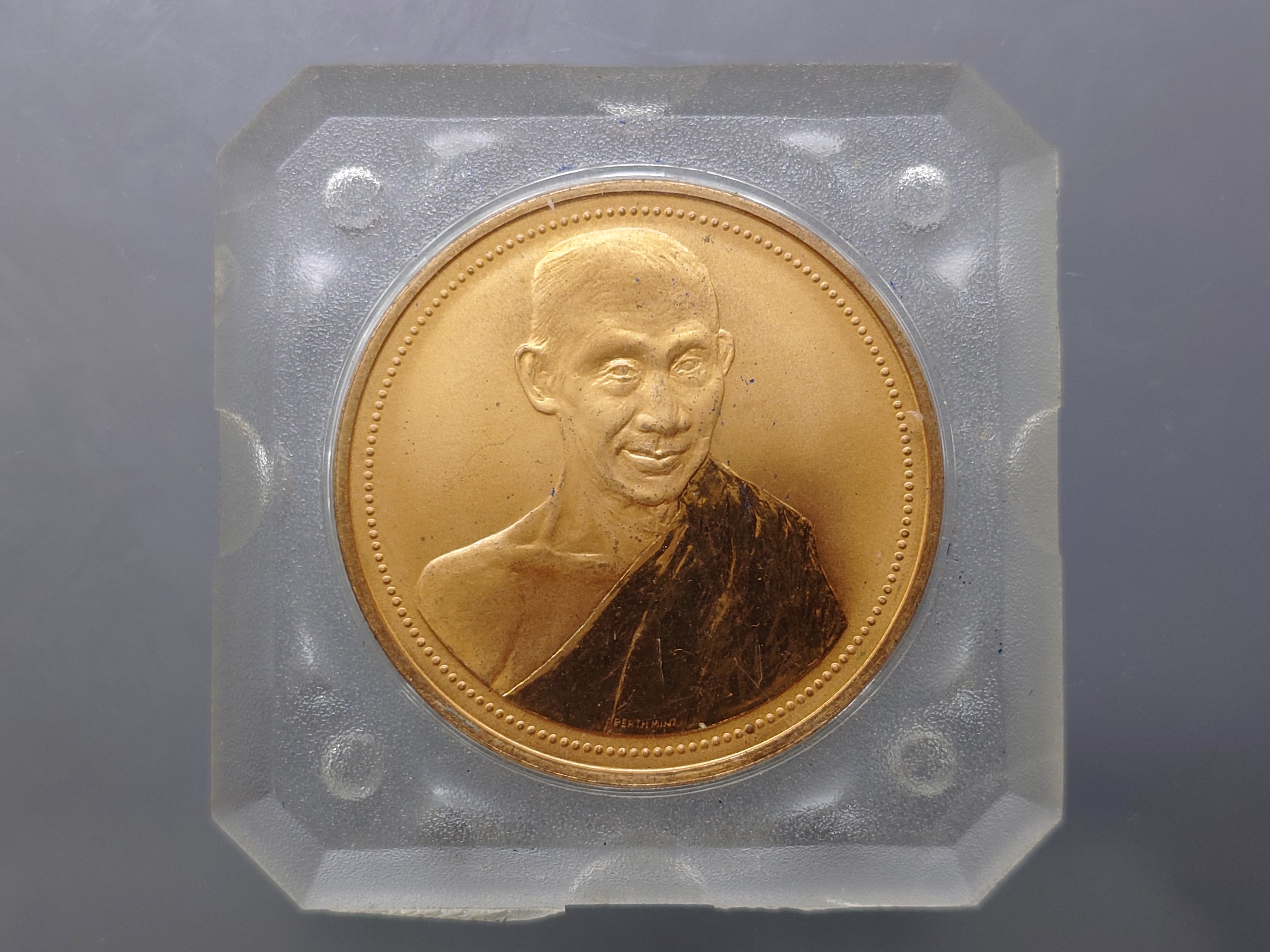 หลวงพ่อเกษม เขมโก รุ่นเสาร์ 5 มหามงคล 12 นักษัตร เนื้อทองแดงนอก บล็อกเพิร์ทมิ้นท์ ออสเตรเลีย สุสานไตรลักษณ์ ปี 2537