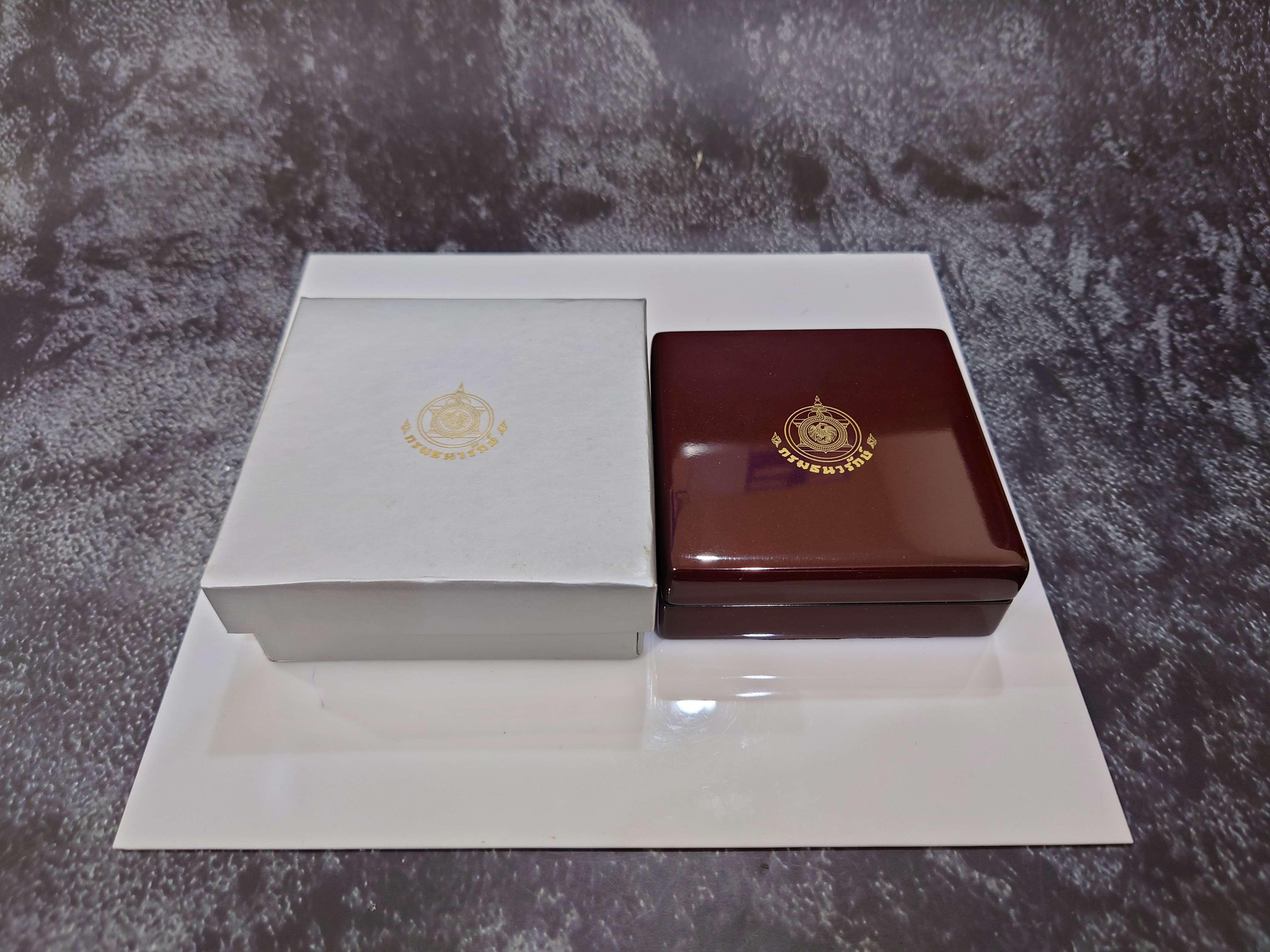 กล่องไม้ใส่เหรียญเงิน 4 เหลี่ยม (หรือใส่เหรียญขนาดตลับวงนอก 4.5 เซน) จากกรมธนารักษ์ ผ่านใช้ สภาพสวย 95 %