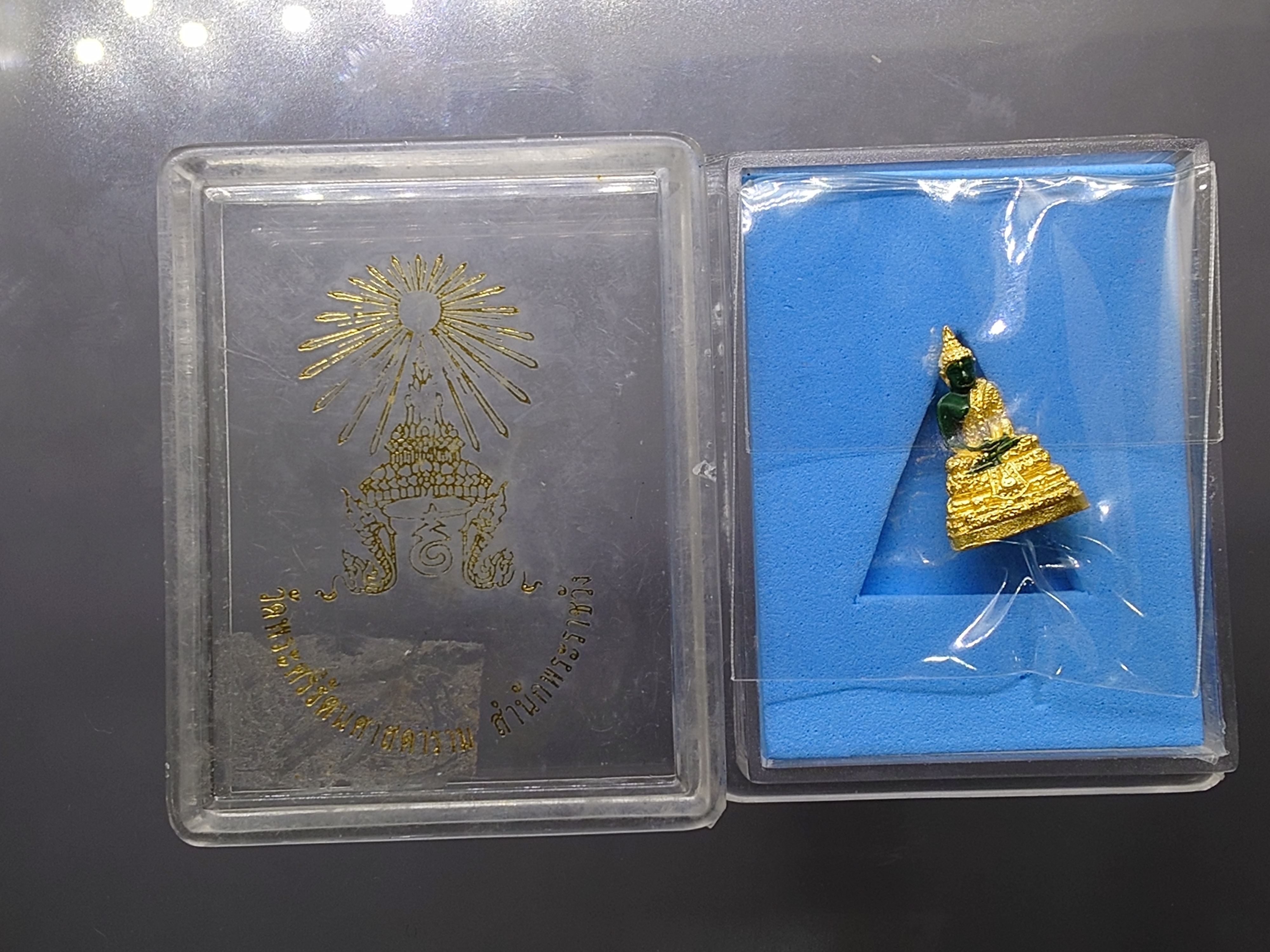 พระแก้วมรกต ทรงฤดูฝน (พิมพ์เล็ก ขนาดสูง 18มิล) เนื้อโลหะเคลือบสีเขียว เครื่องทรงชุบทอง สำนักพระราชวัง สร้าง พุทธาภิเษก ณ วัดพระศรีรัตนศาสดาราม พ.ศ.2547 รับประกันแท้