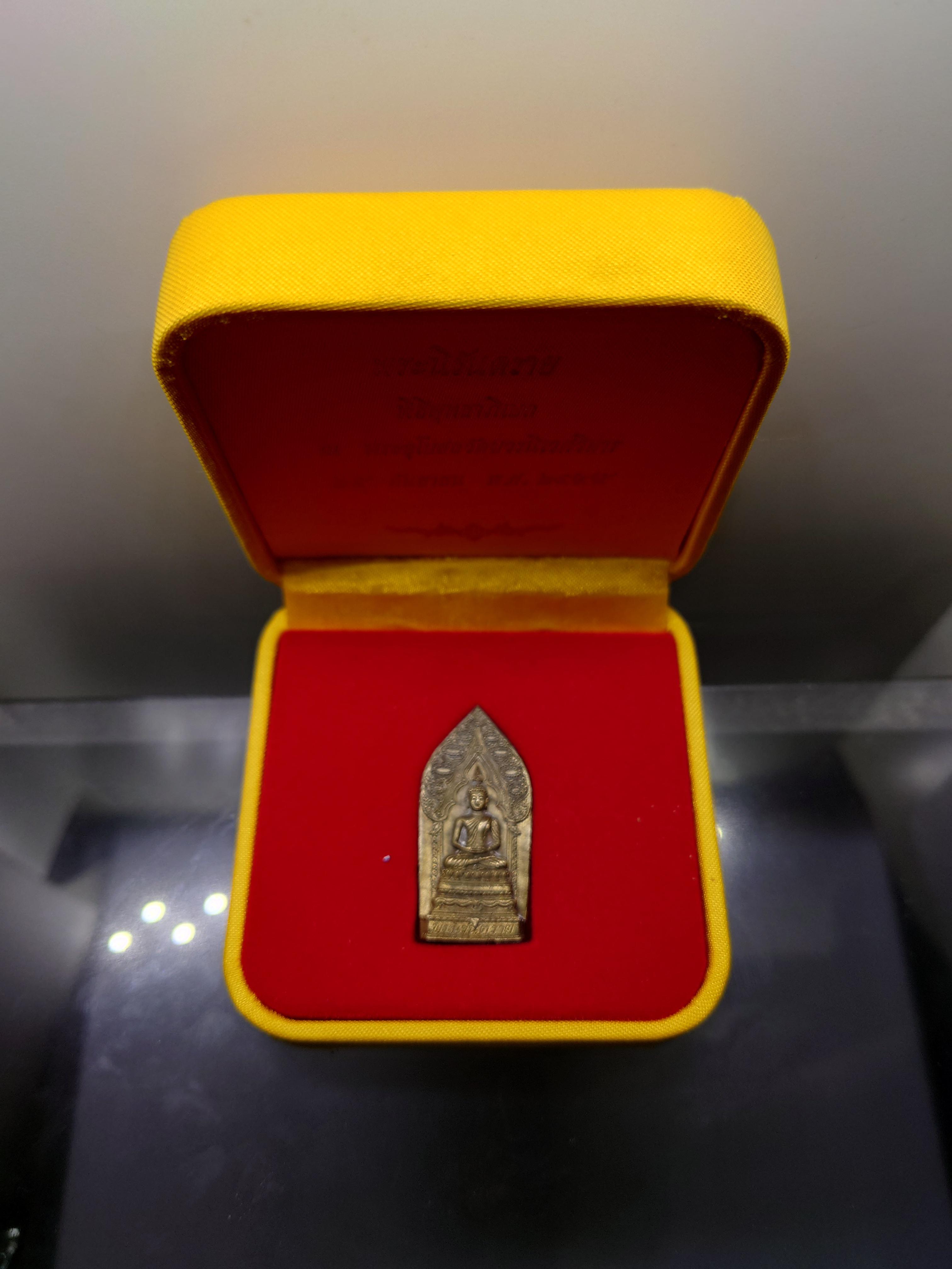 พระนิรันตราย ญสส.เนื้อสัมฤทธิ์ ฉลองพระชนมายุ ๘๙ พรรษา สมเด็จพระญาณสังวรฯ พิธีพุทธาภิเษก ณ พระอุโบสถ วัดบวรนิเวศวิหาร พ.ศ.2545 พร้อมกล่องเดิม