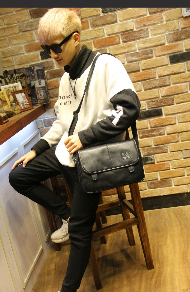 กระเป๋าสะพายข้างผู้ชาย รหัส A002