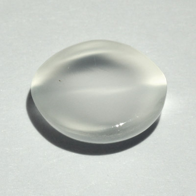 มูนสโตนตาแมว หรือ มุกดาหารตาแมว (Cat's eye Moonstone) 3.02 กะรัต สีขาว เนียน น่ารัก