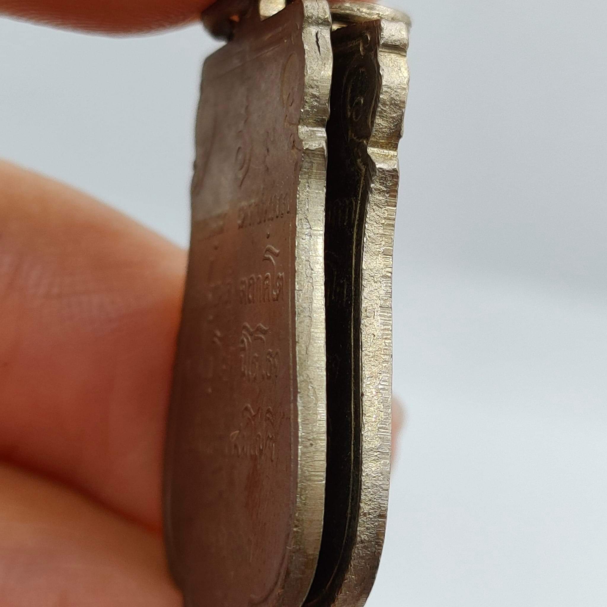 พระฉลอง 25 พุทธศตวรรษ ทรงเสมา เนื้ออัลปาก้า ปี 2500 มีคราบเก่าเก็บ พร้อมตลับ