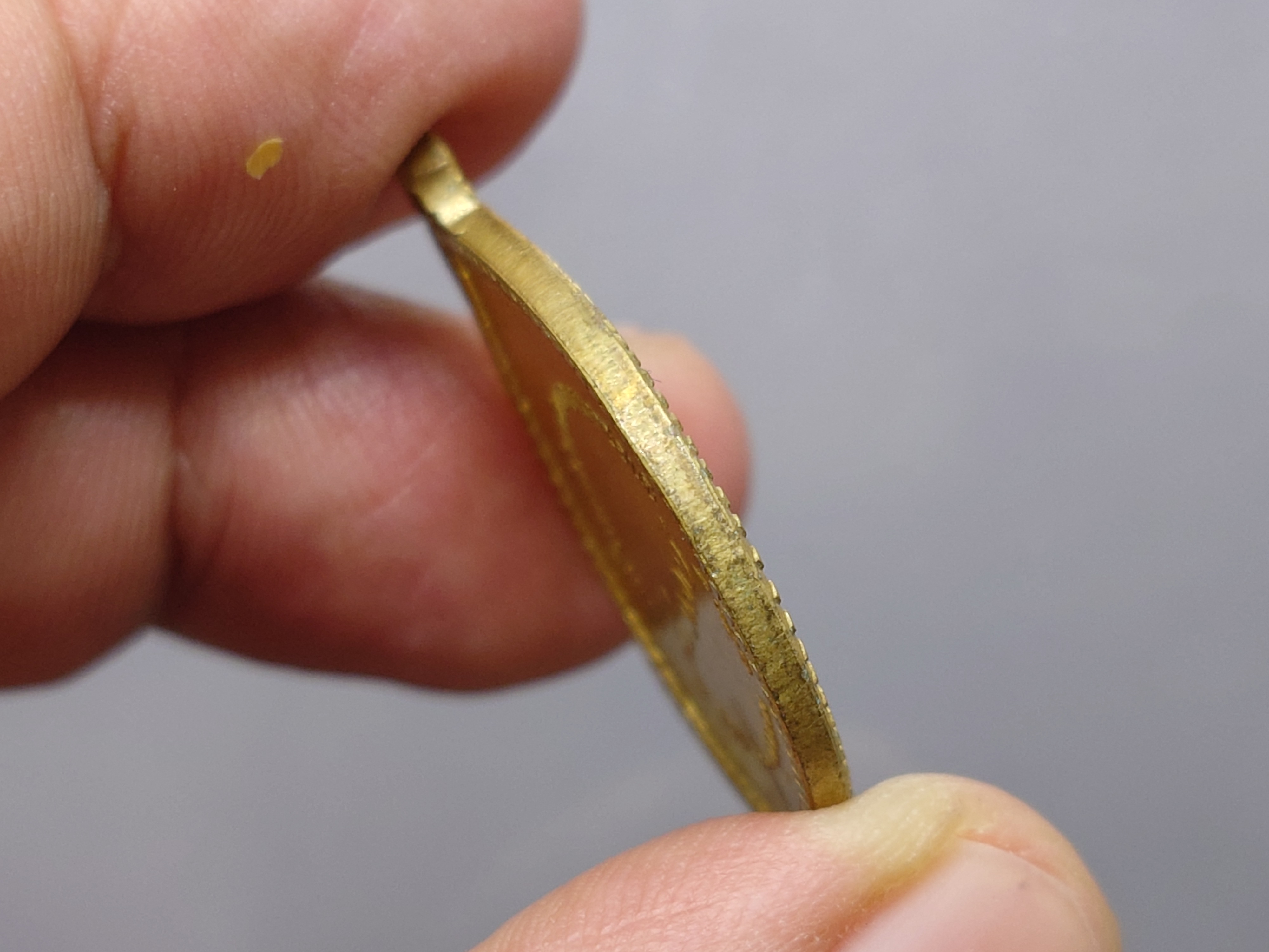 เหรียญสังวาลย์ สมเด็จย่า 6 รอบ (หลวงปู่แหวน หลวงปู่โต๊ะ ร่วมปลุกเสก) เนื้อทองฝาบาตร พ.ศ.2515 หายาก