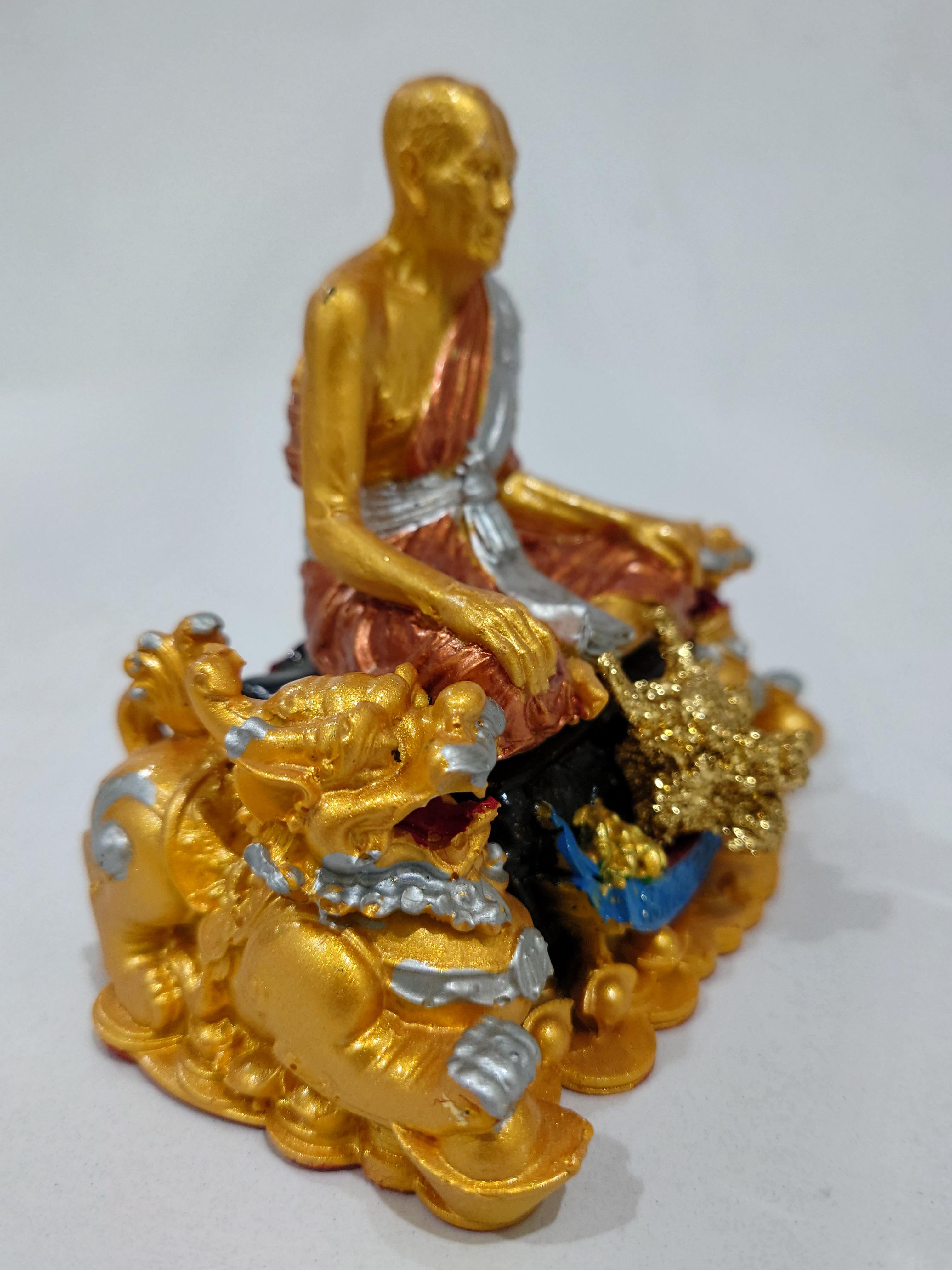 พระบูชา(ตั้งหน้ารถ) รุ่นรวยโชคลาภ 100 ปี เนื้อเรซิ่น องค์พระ 3 K มังกรทอง ปี่เซี่ยทอง หลวงพ่อพัฒน์ วัดห้วยด้วน โคท 50