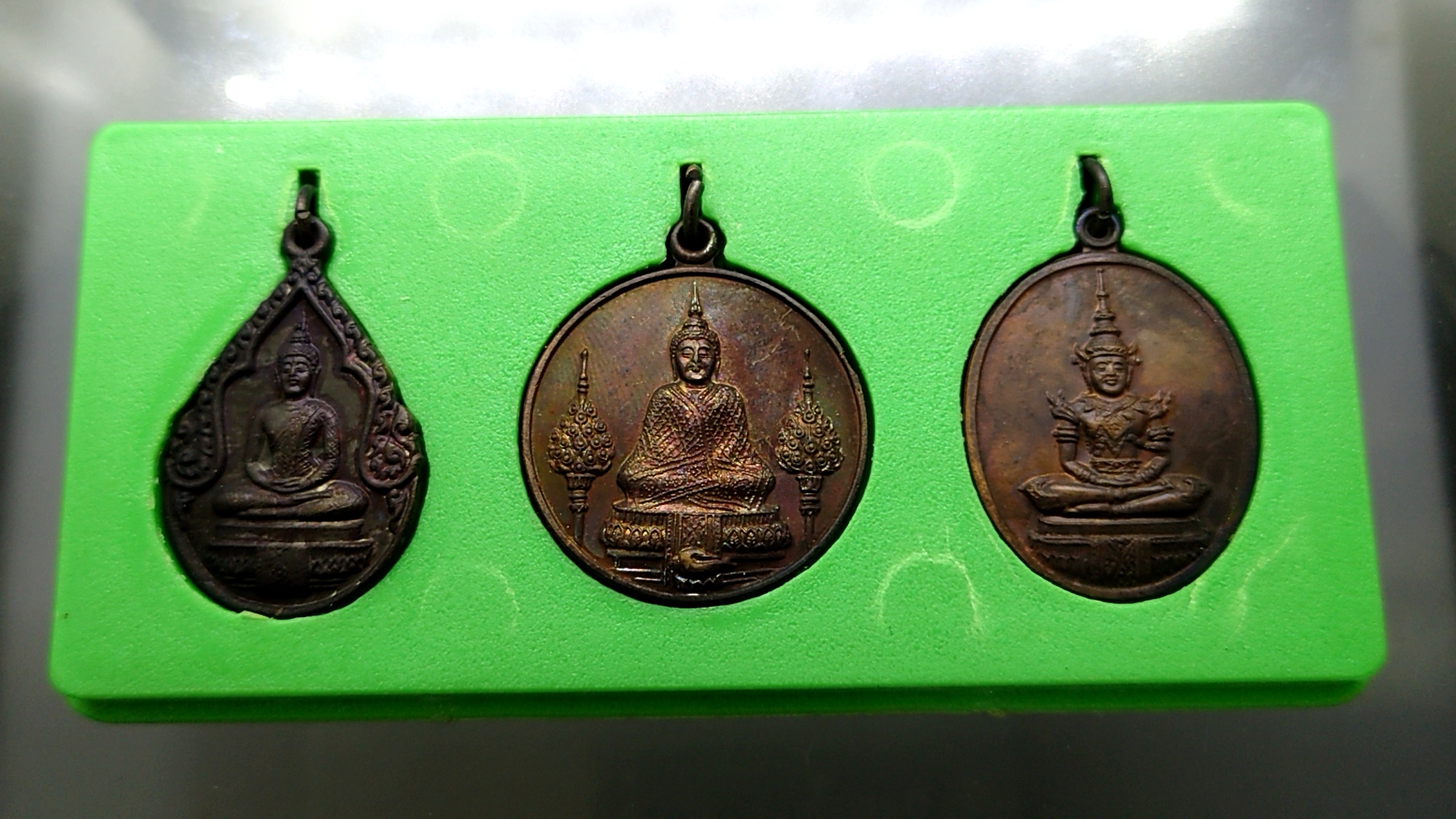 พระแก้วมรกต หลัง สมเด็จพระพุทธยอดฟ้ามหาราช รัชกาลที่ 1 เนื้อทองแดง วัดพระเชตุพน ท่าเตียน กรุงเทพๆ ปี2525 พร้อมกล่องเดิม