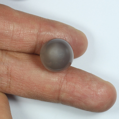 มูนสโตน หรือ มุกดาหาร (Moonstone) 19.61 กะรัต สีเทาอมน้ำตาล ทรงกลม