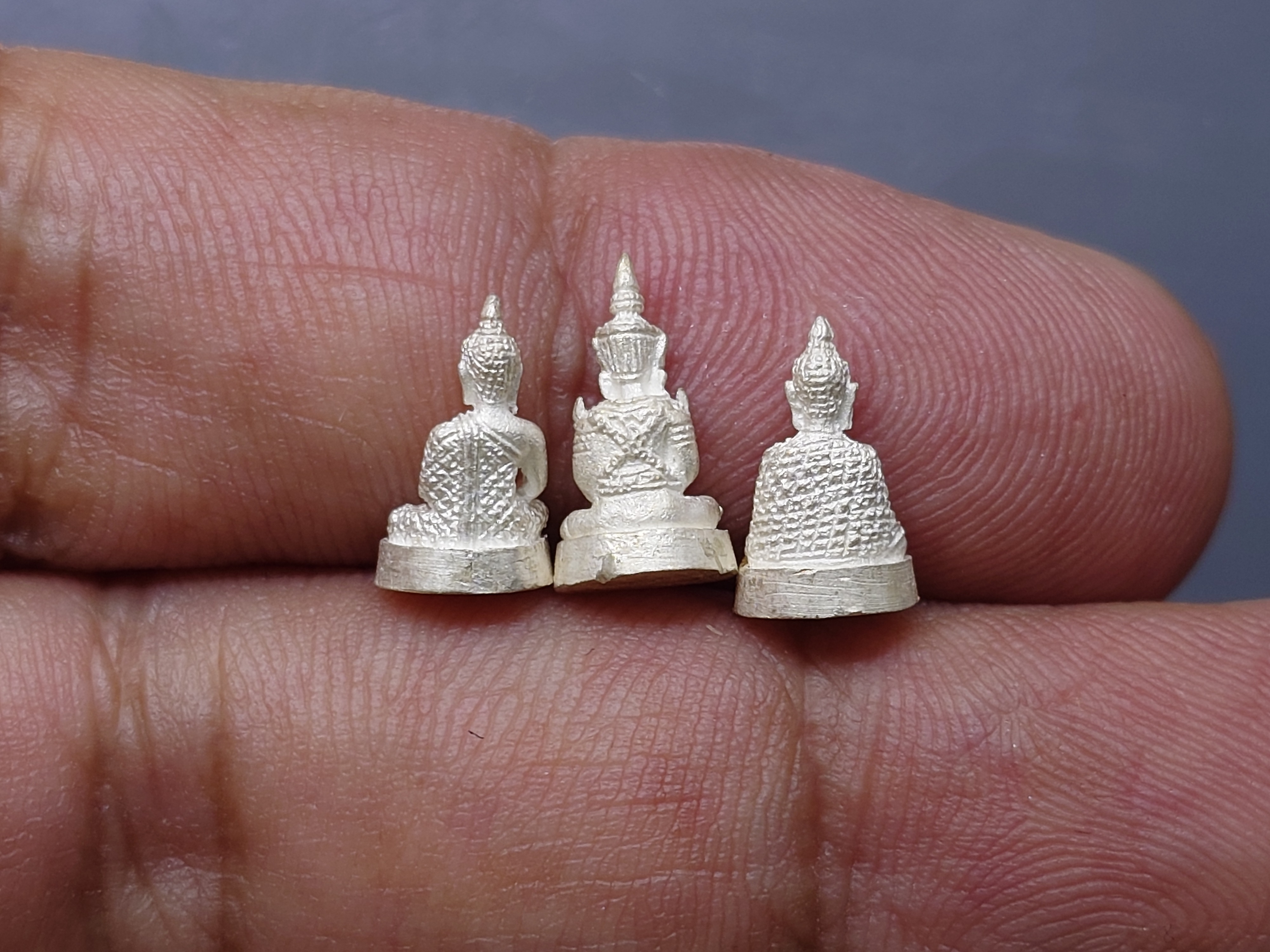 พระแก้วมรกต 3 ฤดู สธ.ลอยองค์ เนื้อเงินพ่นทราย พิมพ์จิ๋ว สมเด็จพระเทพฯจัดสร้าง วัดบวรนิเวศวิหาร ปี 2538 พร้อมกล่องเดิม รับประกันแท้