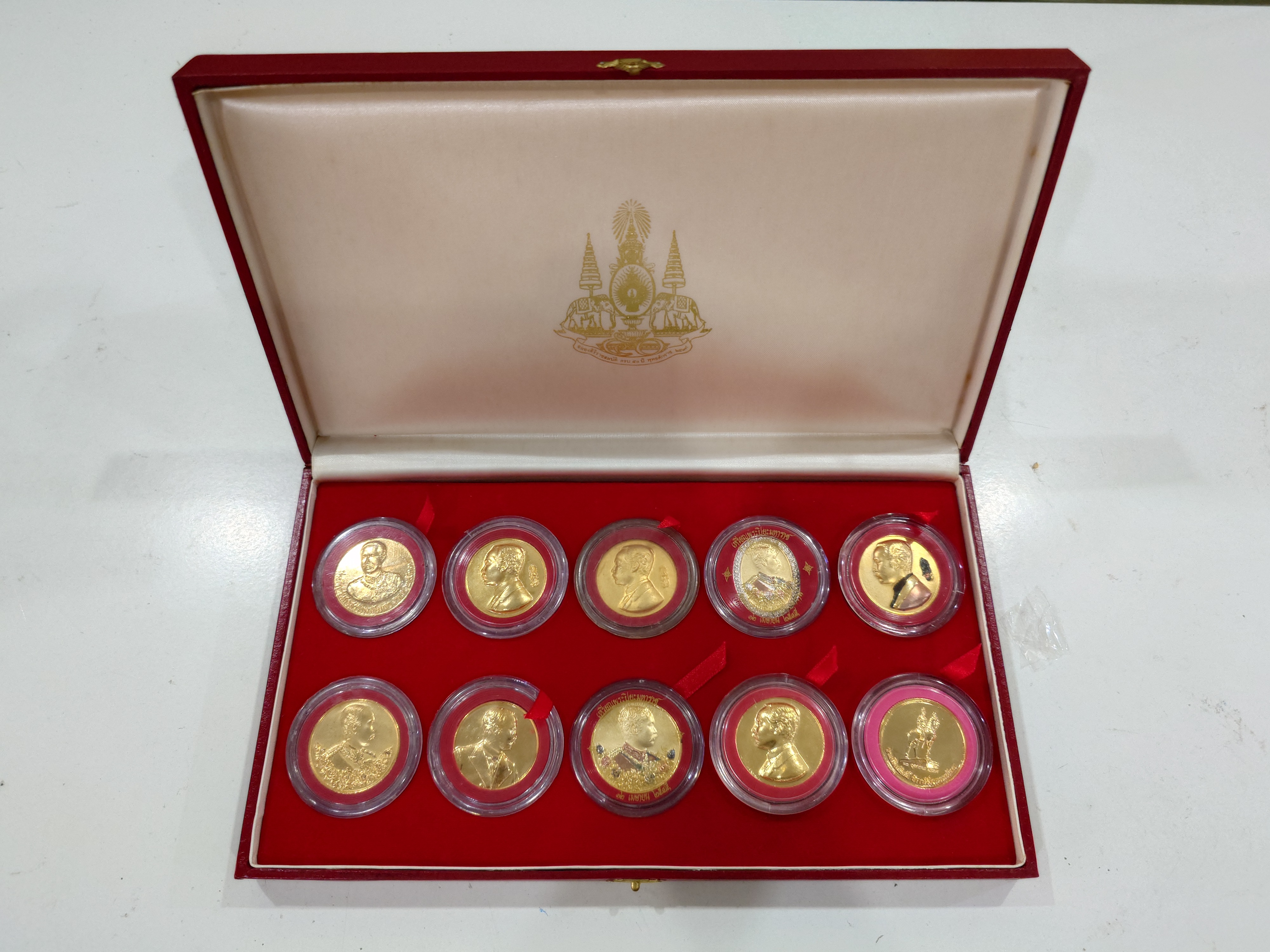 เหรียญที่ระลึก รัชกาลที่ 5 เนื้อโลหะชุบสามกษัตริย์ 10 เหรียญ พร้อมกล่องที่ระลึกฉลองสิริราชสมบัติครบ 50 ปี รัชกาลที่9 ปี2539