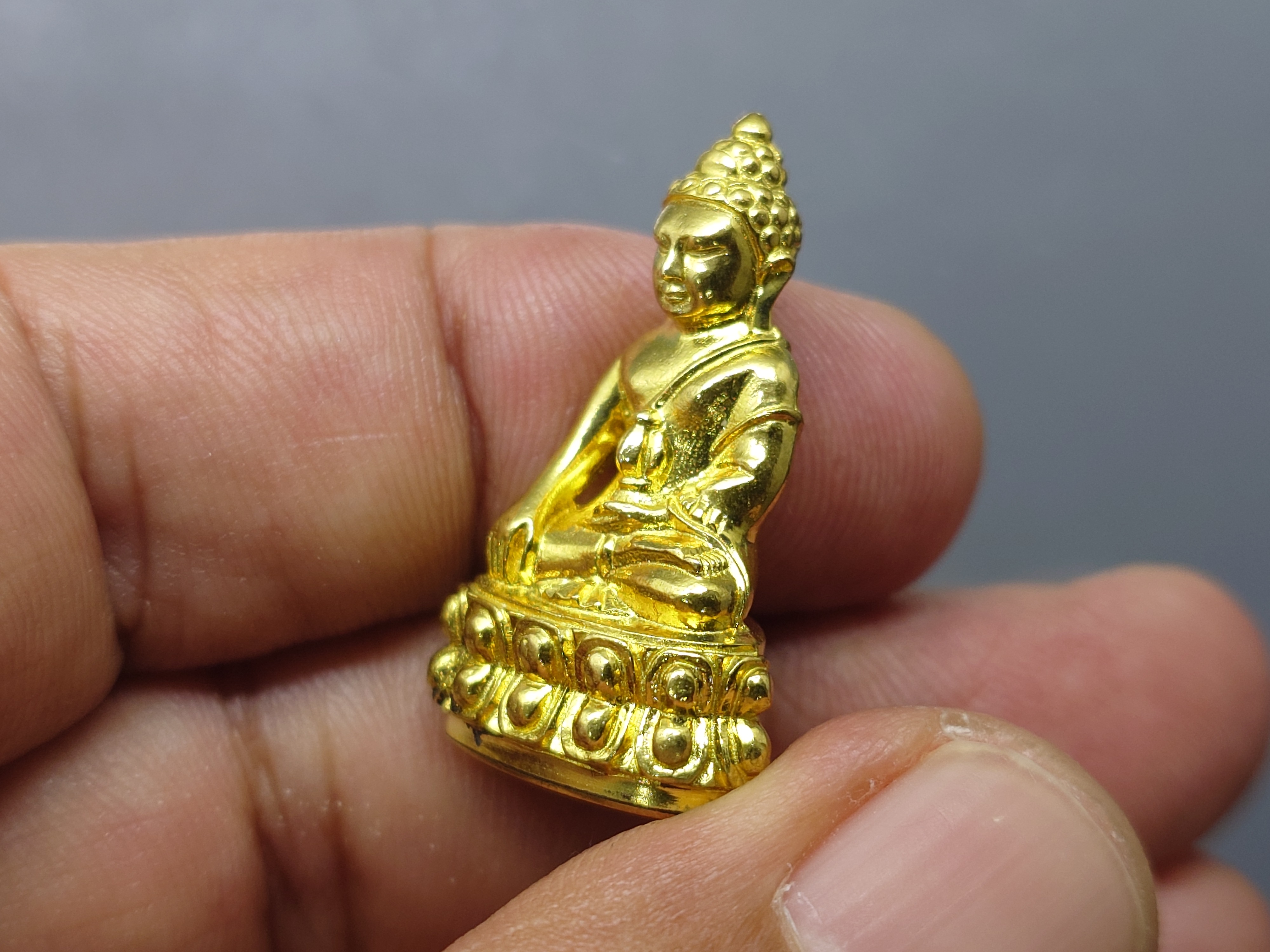 พระกริ่งญาณวเรศ (กริ่งปวเรศน้อย) ฐานบรรจุพระเกศาและจีวร เนื้อทองฝาบาตร พิมพ์ใหญ่ สมเด็จพระญาณสังวรฯ ทรงเจริญพรรษา 100 ปี วัดบวรนิเวศวิหาร ปี2556 พร้อมใบรับรอง