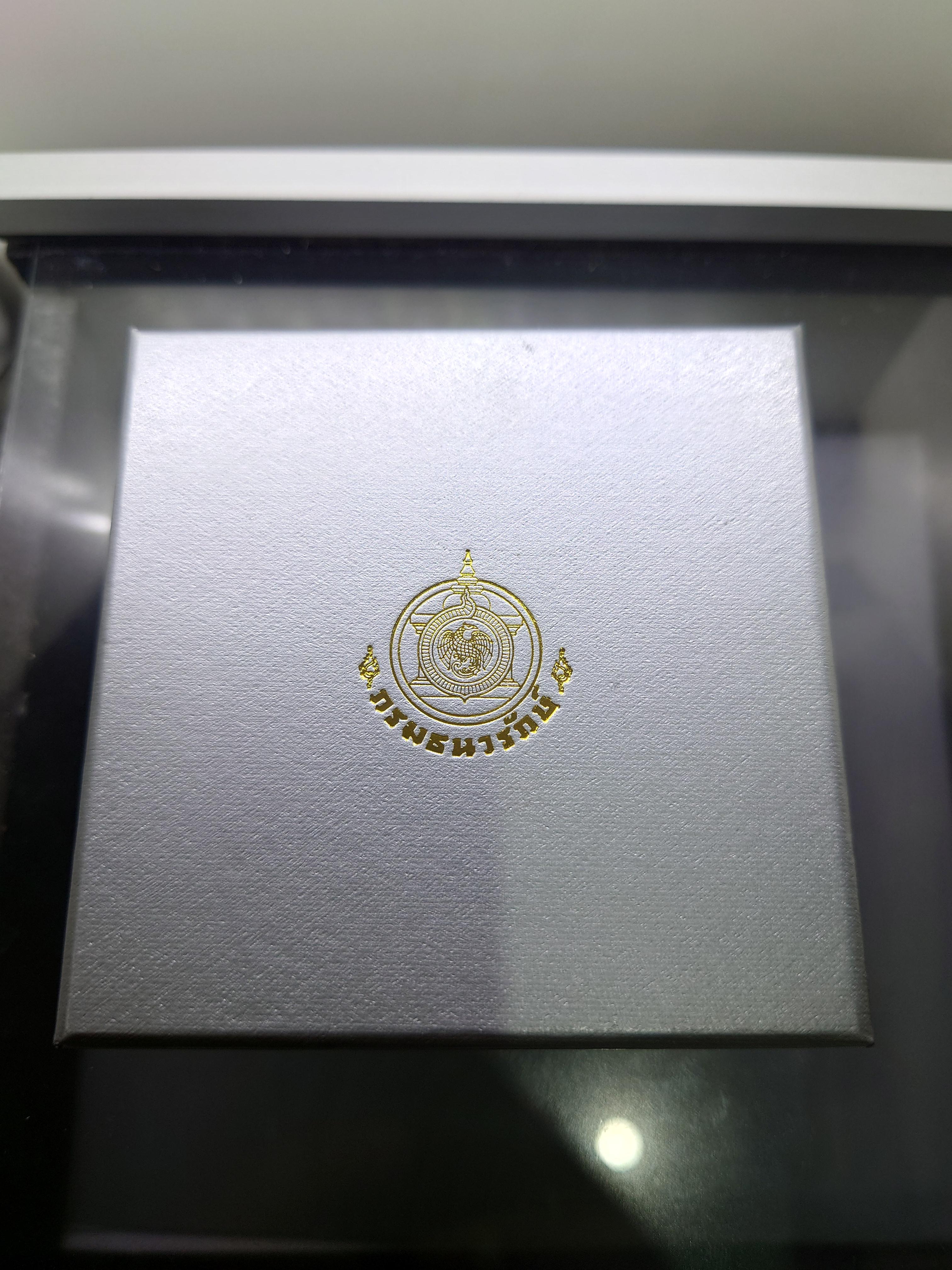 เหรียญ 800 บาท เนื้อเงินขัดเงา ที่ระลึก WIPO ทูลเกล้าฯ ถวาย รางวัลความเป็นเลิศด้านการสร้างสรรค์ สมเด็จพระเทพฯ พ.ศ.2556 อุปกรณ์ครบ