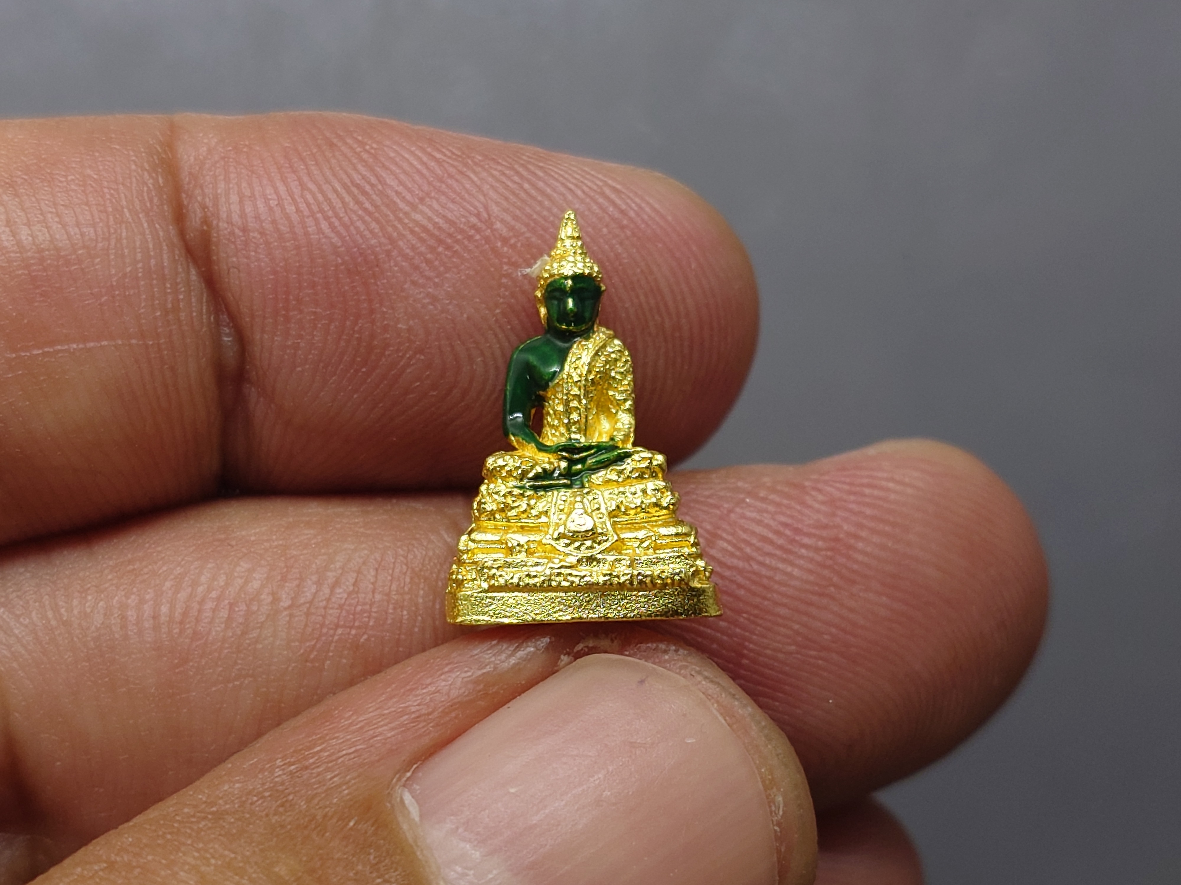 พระแก้วมรกต ทรงฤดูฝน (พิมพ์เล็ก ขนาดสูง 18มิล) เนื้อโลหะเคลือบสีเขียว เครื่องทรงชุบทอง สำนักพระราชวัง สร้าง พุทธาภิเษก ณ วัดพระศรีรัตนศาสดาราม พ.ศ.2547 รับประกันแท้