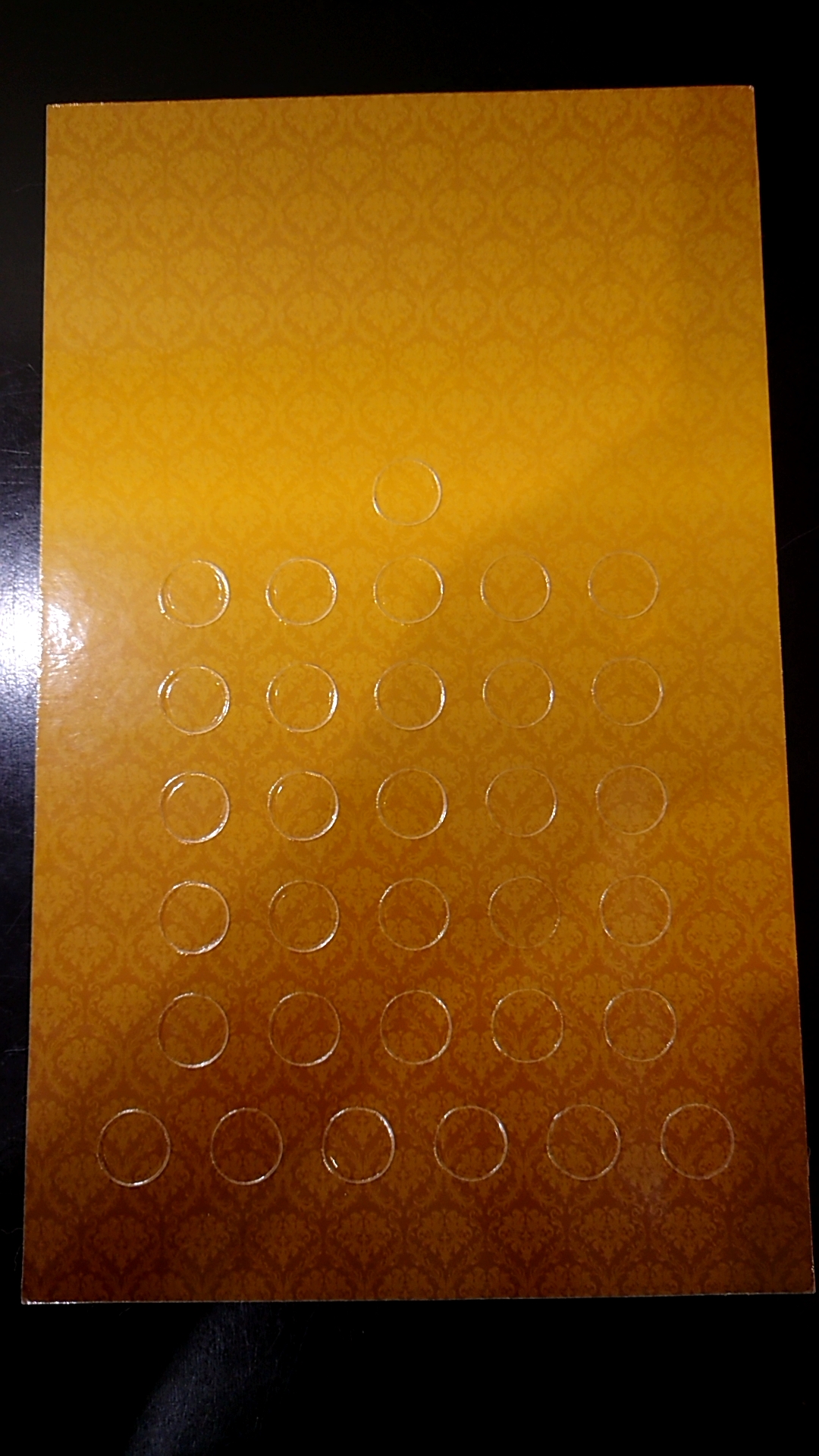 แผงใส่เหรียญ 1 บาท หมุนเวียน รัชกาลที่9 สีเหลือง ขนาด 35 X 21.5 เซนติเมตร