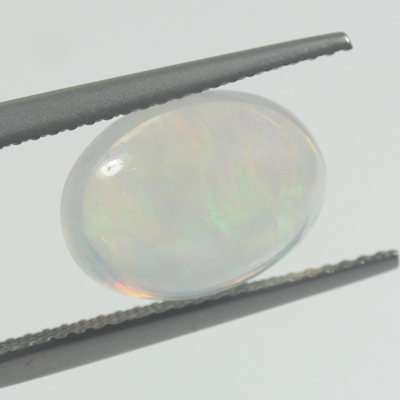 **ขายแล้ว**โอปอลขาว (Opal) 3.88 กะรัต สีขาวนวล มีเหลือบเล่นสี