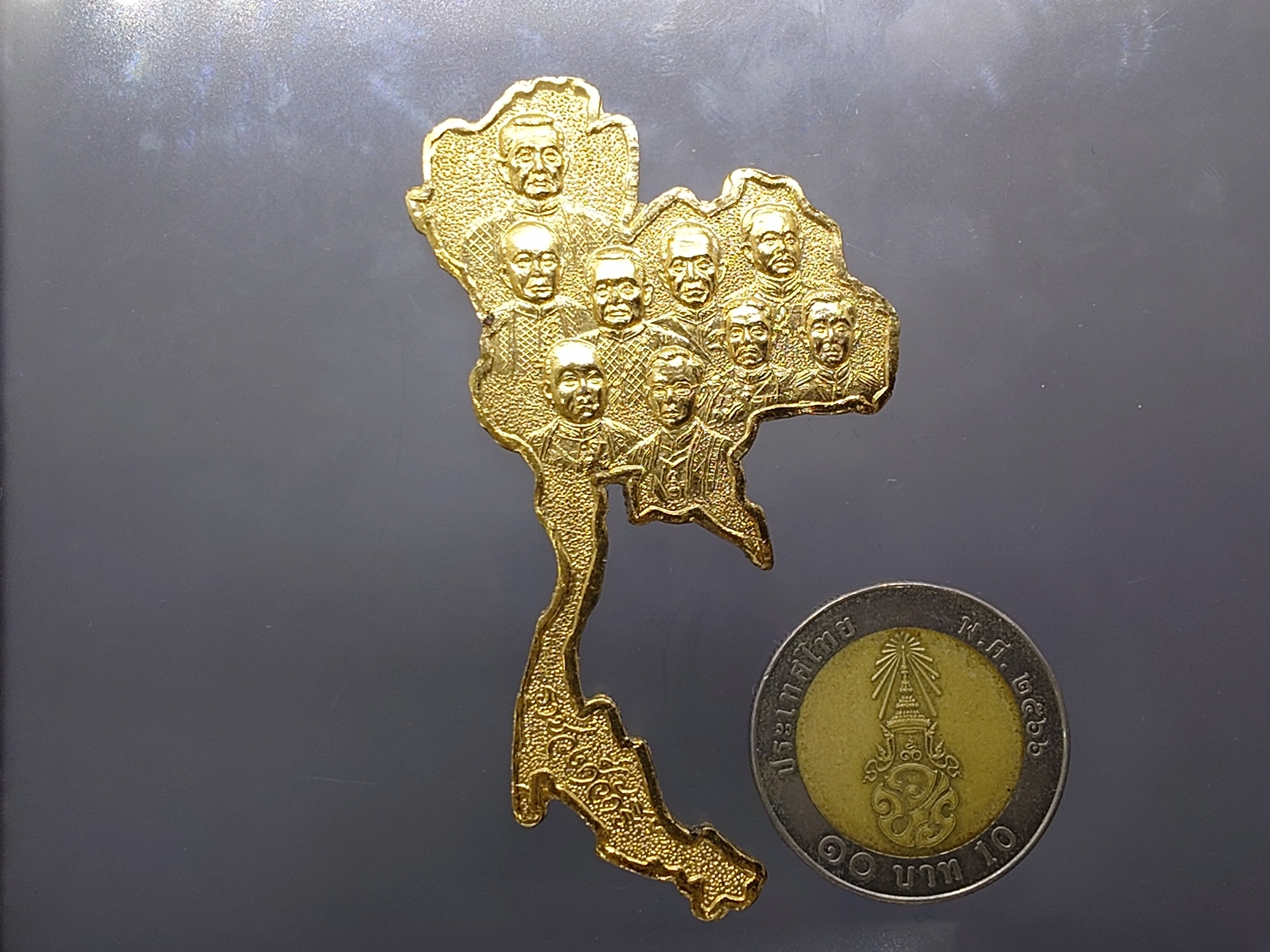 แผนที่ประเทศไทย พระรูป 9 รัชกาล ที่ระลึกสมโภชญ์กรุงรัตนโกสินทร์ 200 ปี เนื้อโลหะกาหลั่ยทอง พ.ศ.2525 พร้อมกล่องเดิม