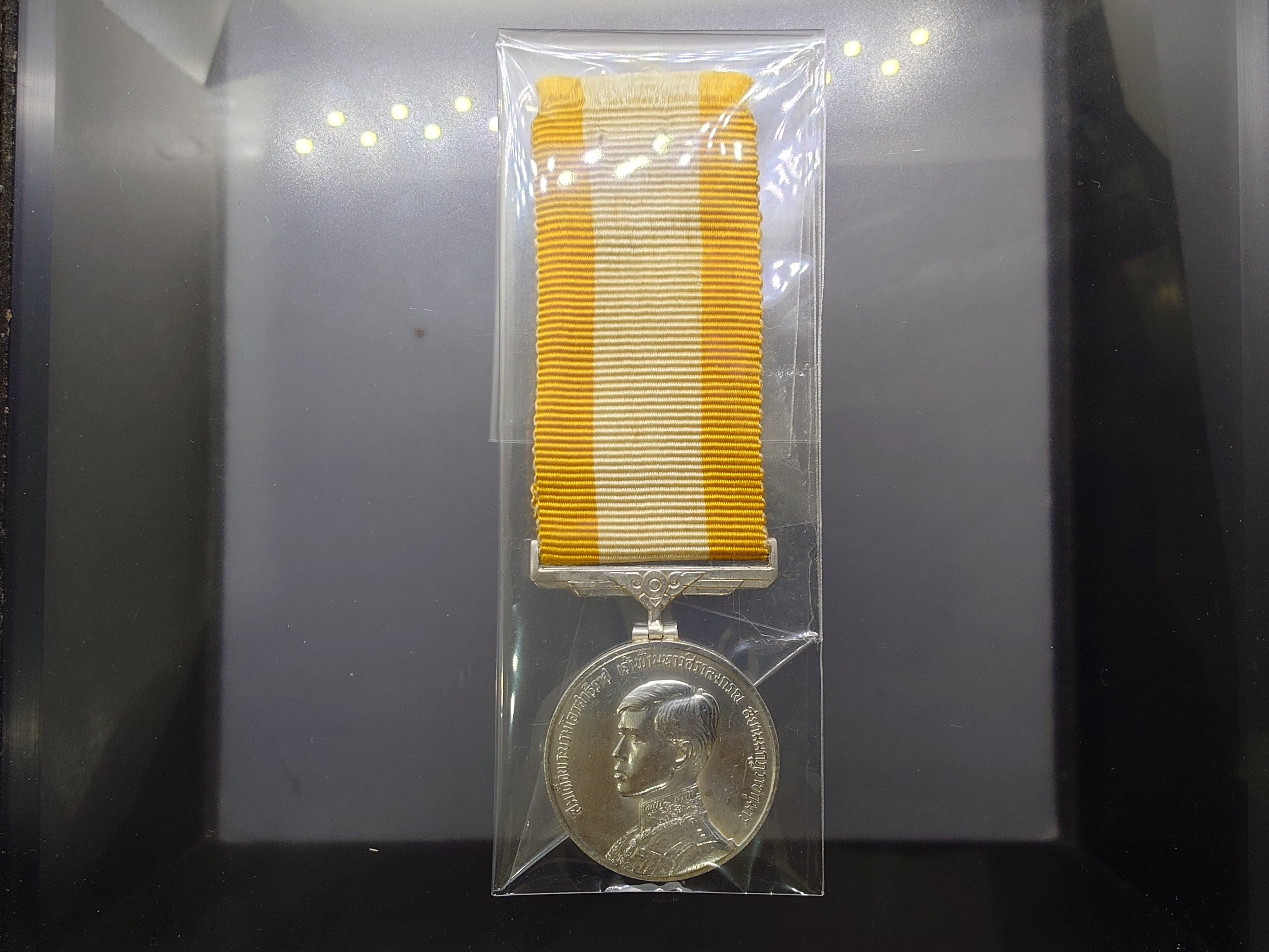 เหรียญแพรแถบที่ระลึกพระราชพิธีสถาปนาสมเด็จพระบรมโอรสาธิราช เนื้อเงิน ปี2515 แบบชาย แพรเดิมๆ